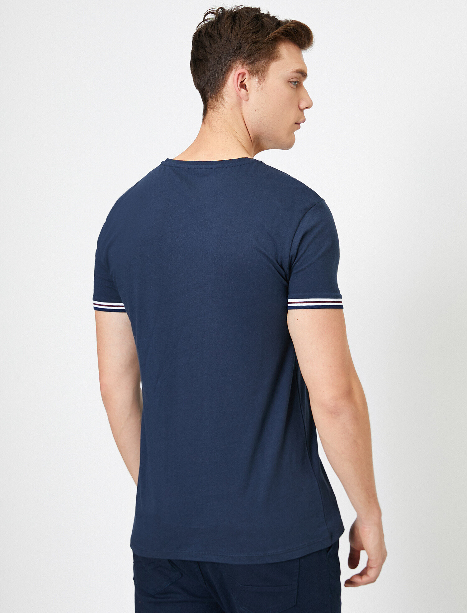 Bisiklet Yaka Kolları Şeritli Cep Detaylı Slim Fit Tişört