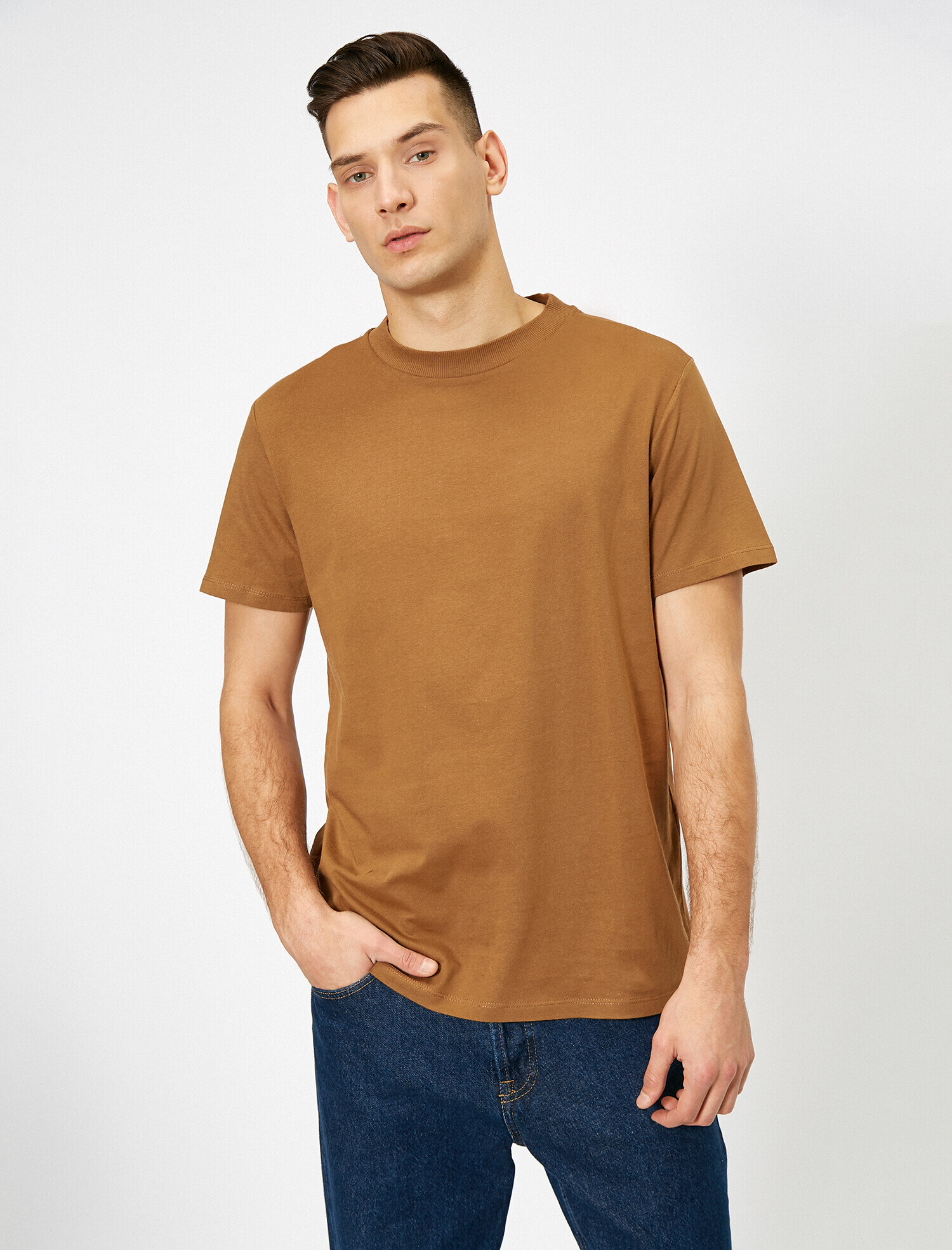   Yüksek Yaka Rahat Kesim Basic Tişört