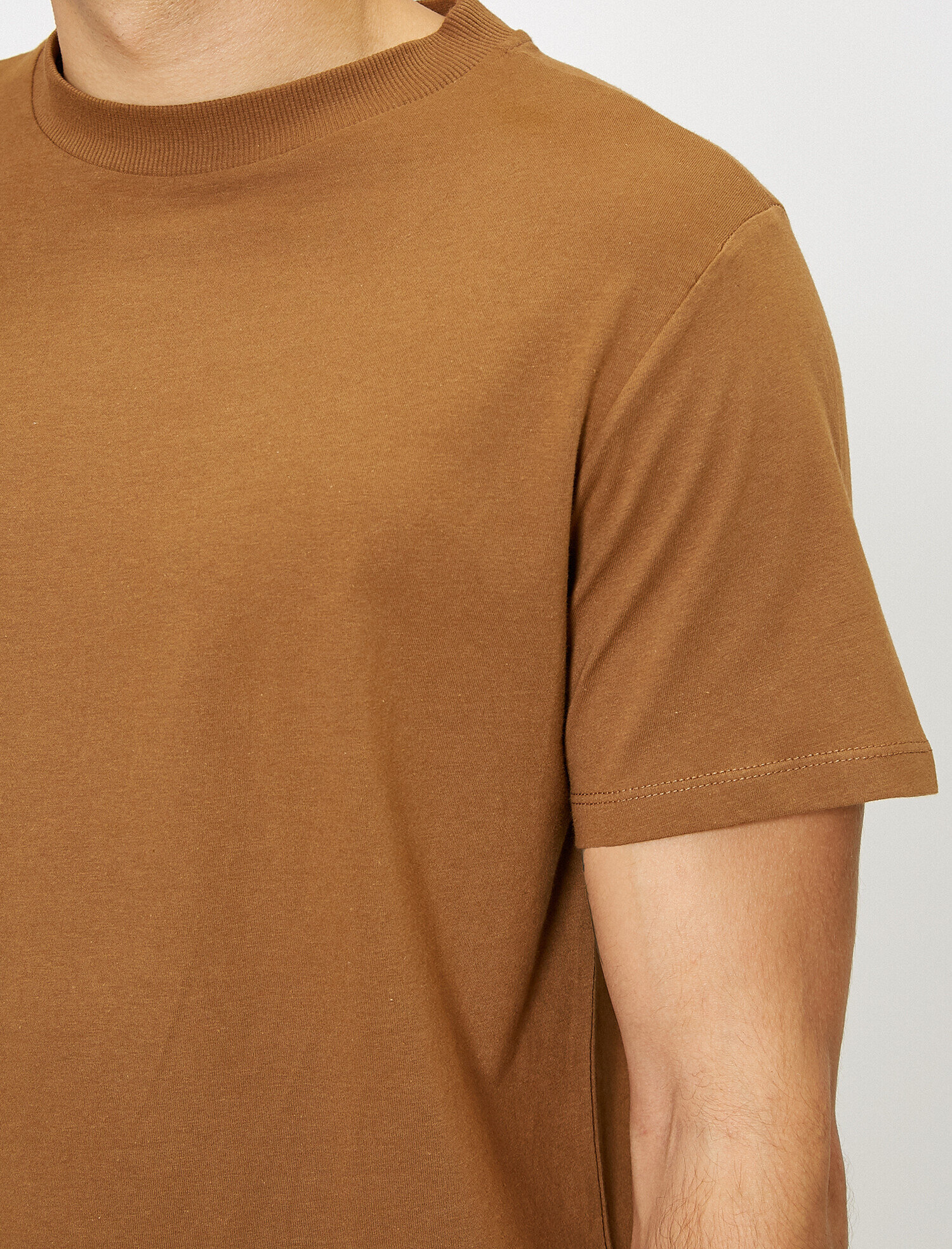   Yüksek Yaka Rahat Kesim Basic Tişört