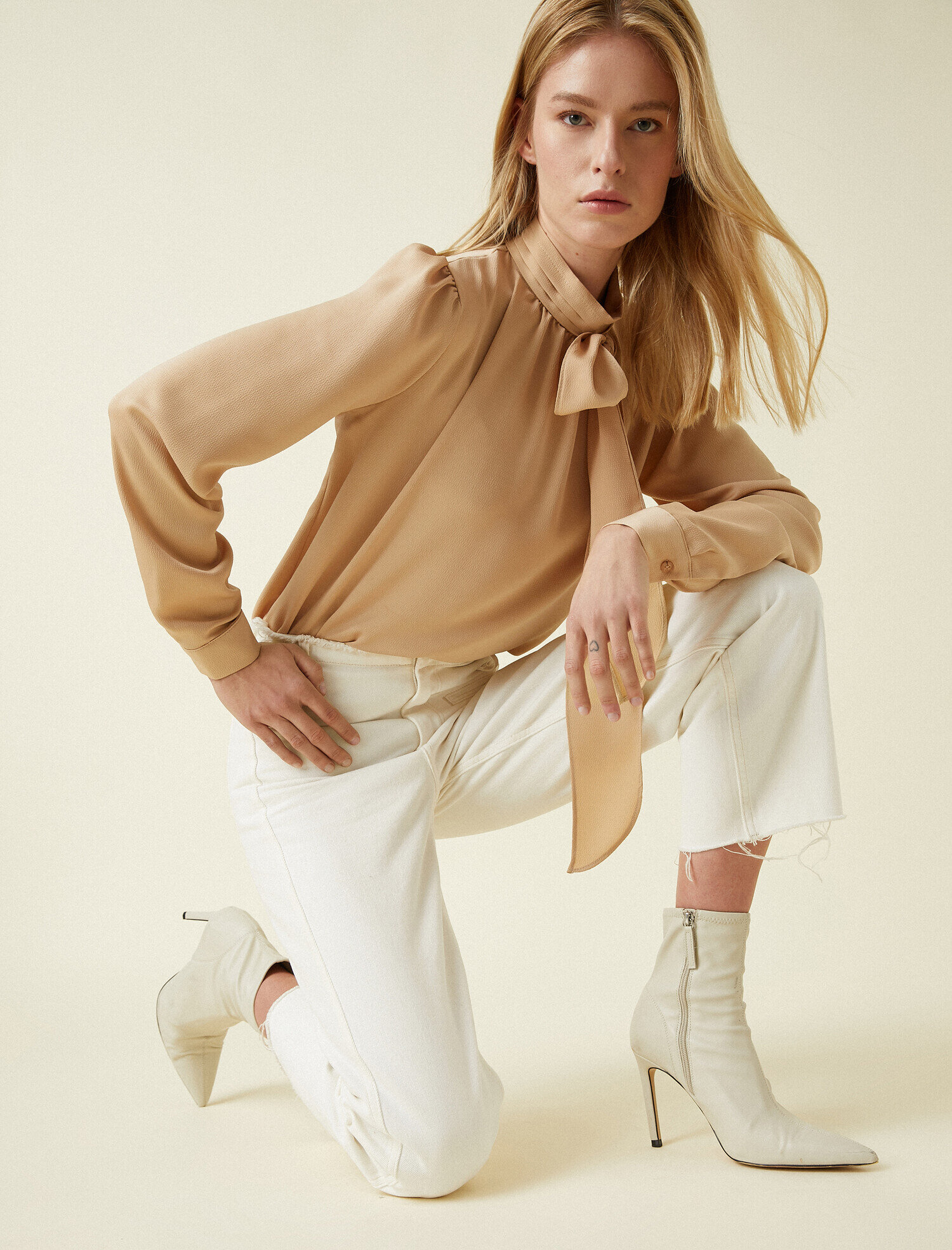   Fular Yaka Uzun Kollu Bluz