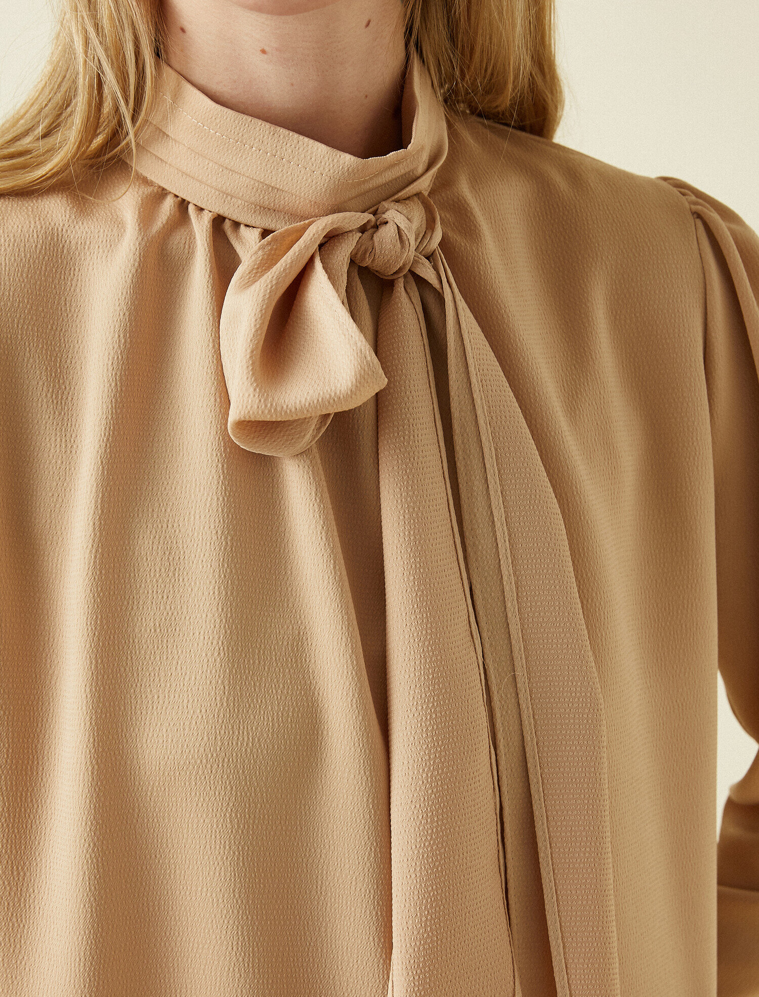   Fular Yaka Uzun Kollu Bluz