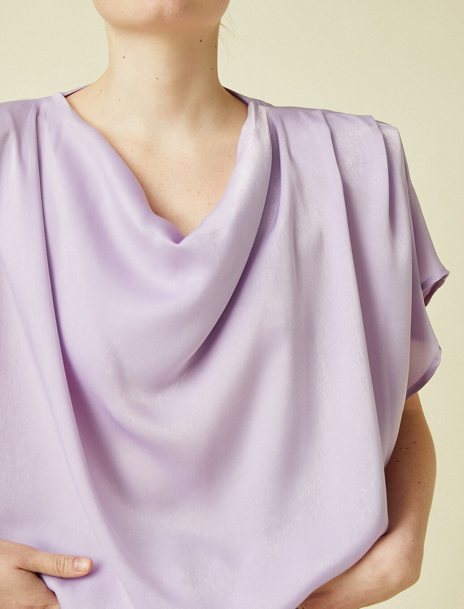   Vatkalı Bluz Drapeli Kısa Kollu