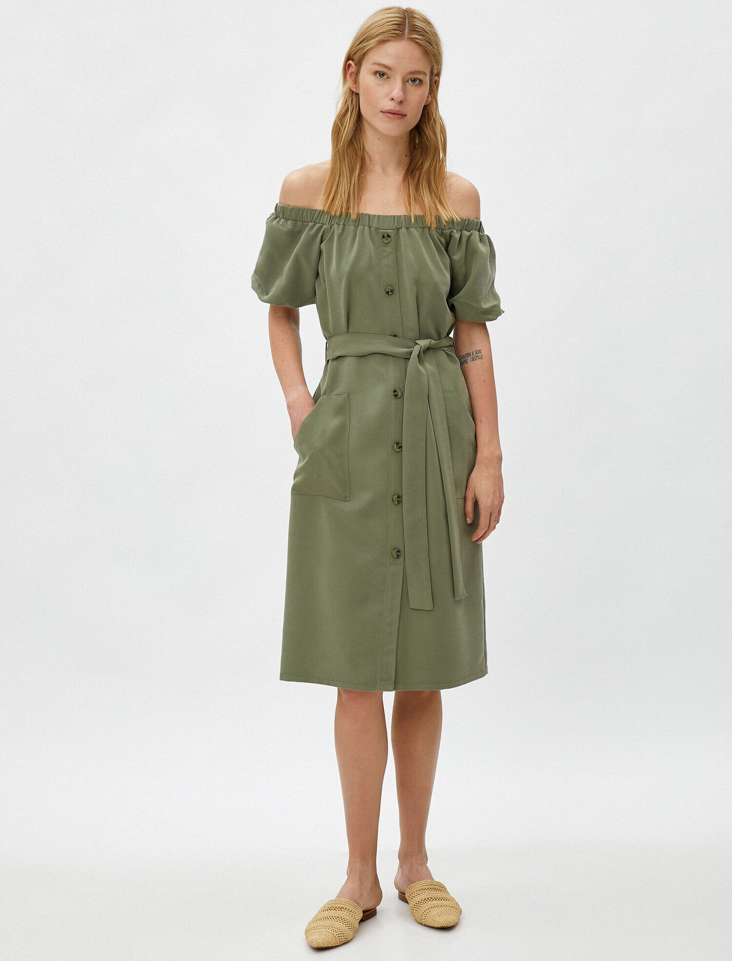 Omzu Açık Elbise Kısa Kollu Düğmeli Kemerli