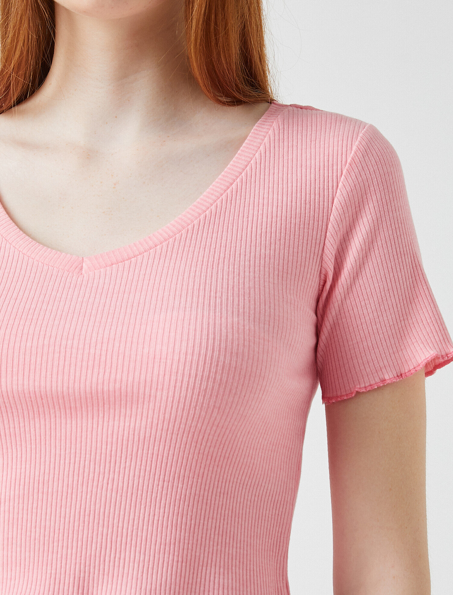   Crop Tişört Fırfır Detaylı Fitilli V Yaka