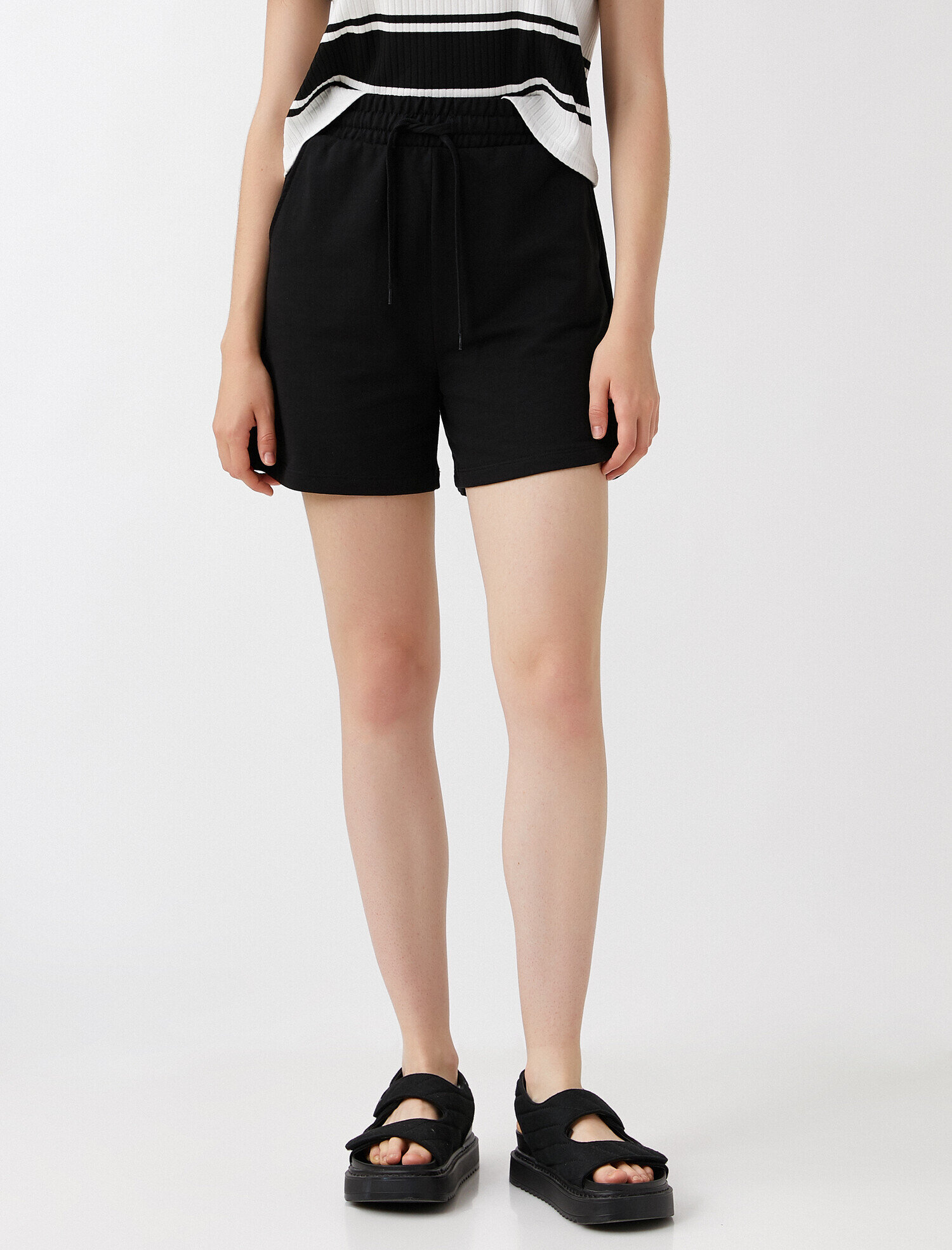   Belden Bağlamalı Şort