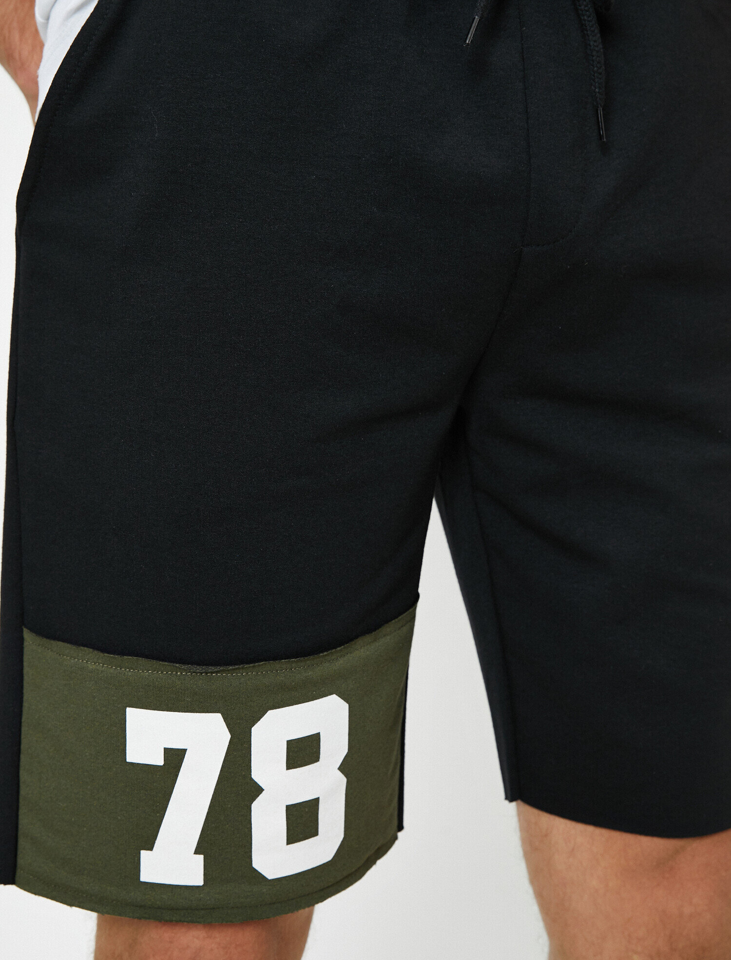   Dizi Baskılı Beli Bağcıklı Örme Bermuda Şort