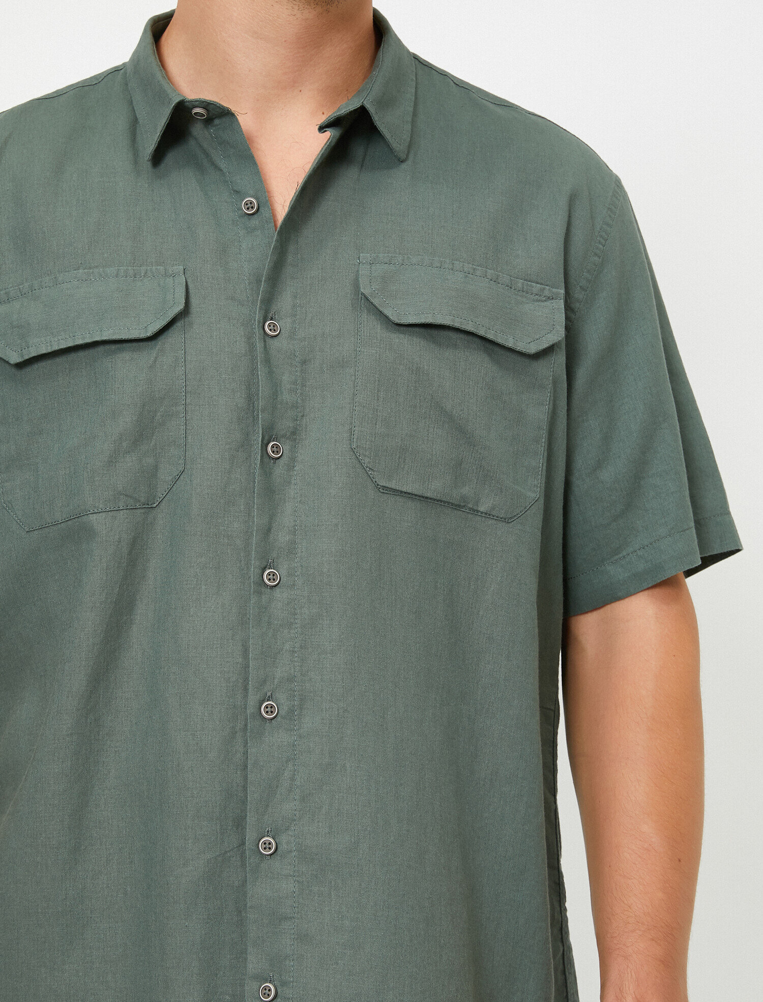   Kapaklı Cepli Kısa Kollu Gömlek