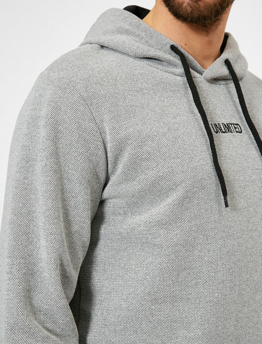   Kapüşonlu Dokulu Kumaş İşleme Yazılı Sweatshirt