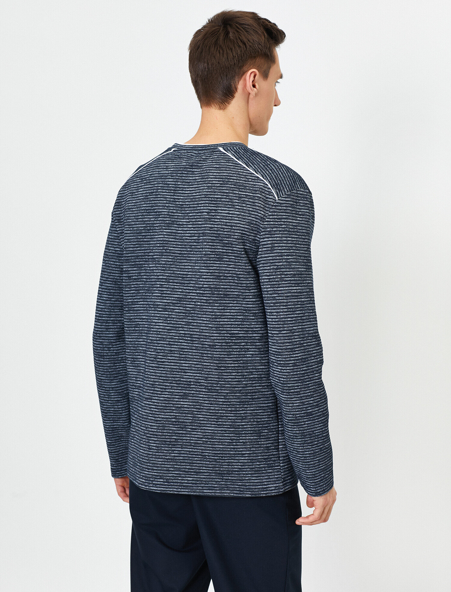   Bisiklet Yaka Logo Detaylı Omzu Çizgili Slim Fit Kazak