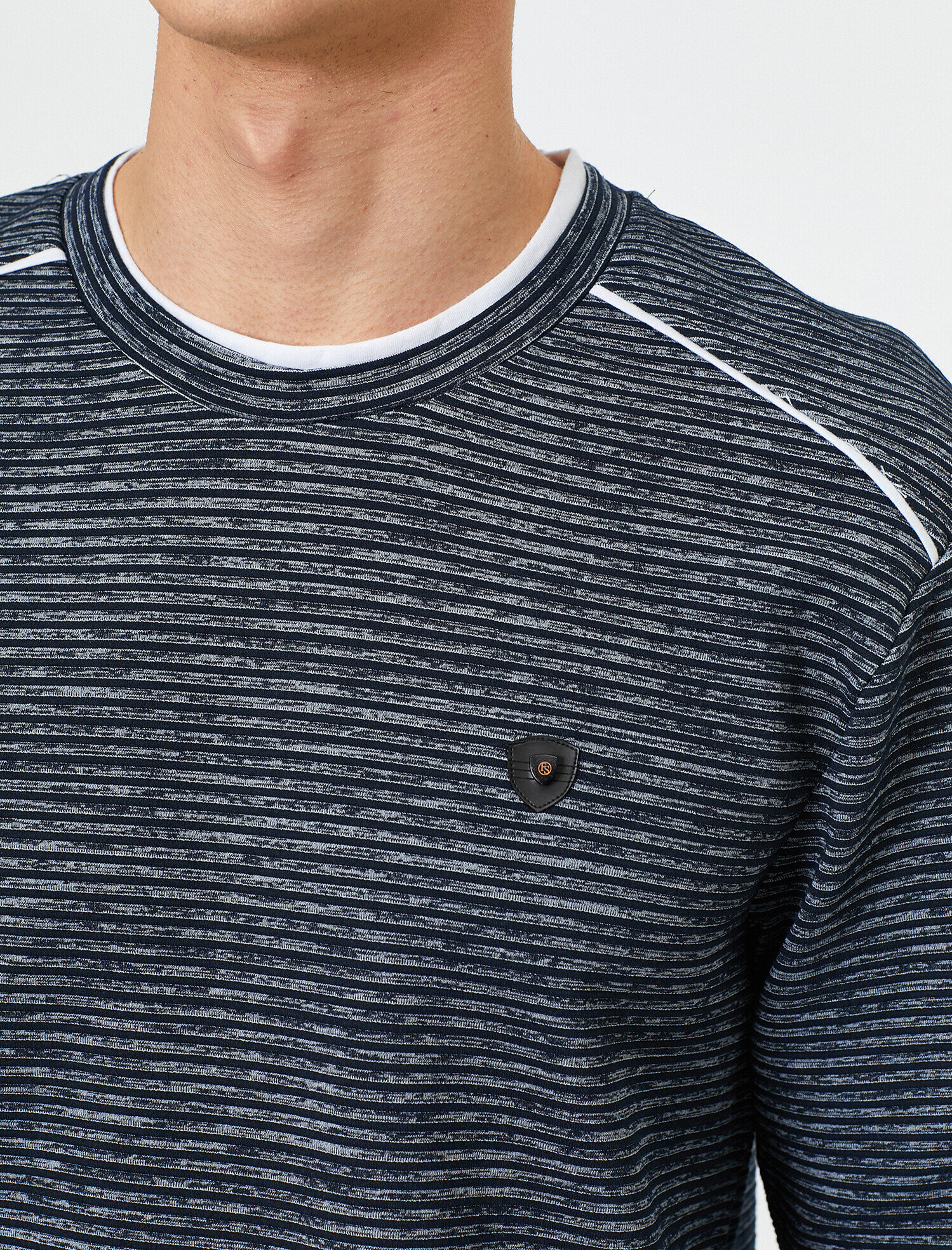   Bisiklet Yaka Logo Detaylı Omzu Çizgili Slim Fit Kazak