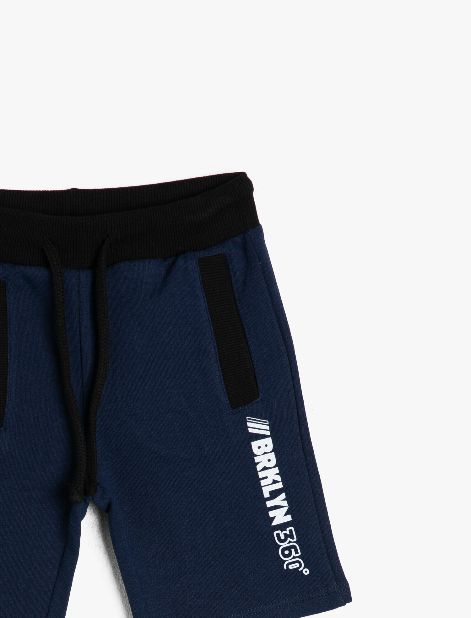 Erkek Çocuk Baskılı İnce Sweat Kumaştan Cepli Kontrast Ribanalı Şort