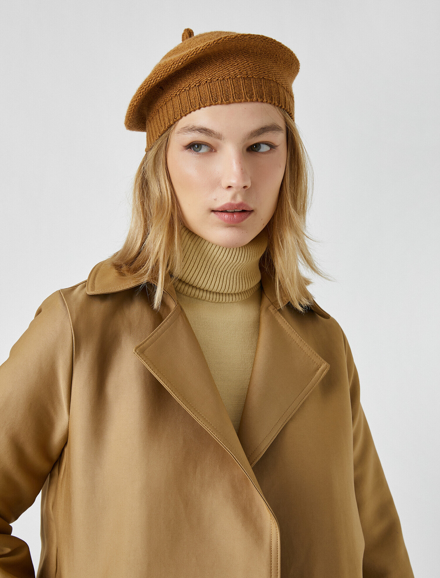  Kadın Ressam Bere Şapka