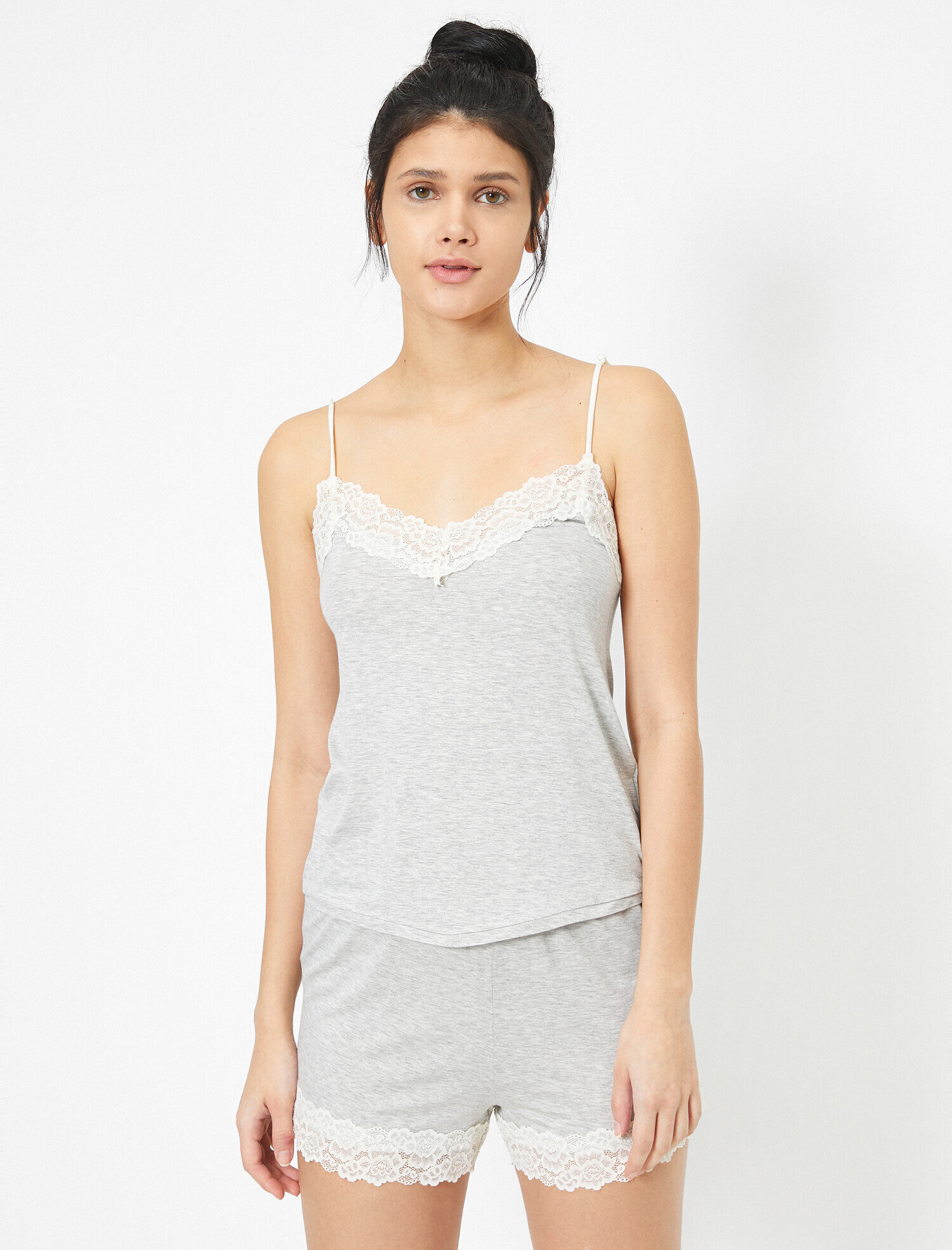   Yakası Dantel Detaylı Askılı Pijama Atlet