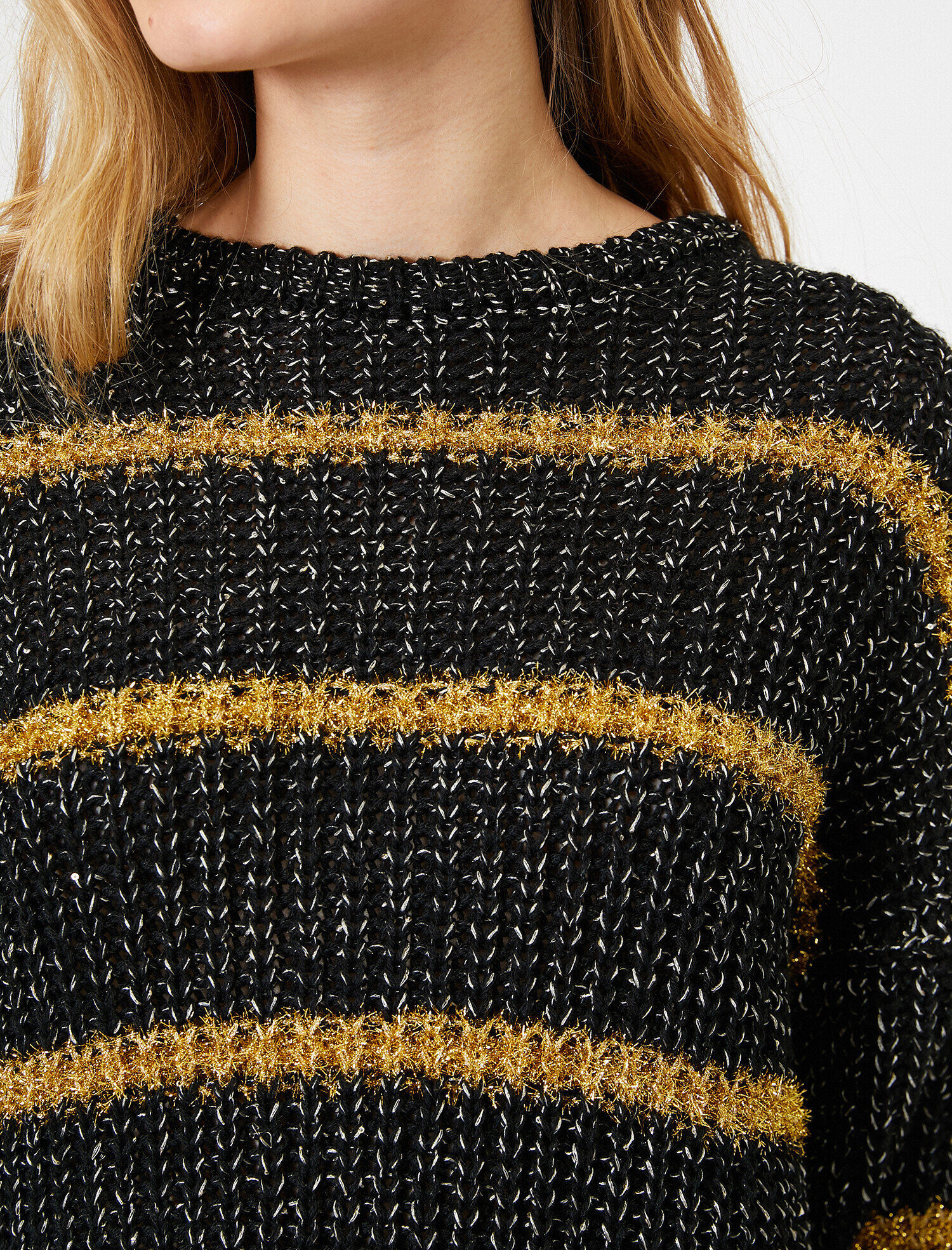   Sırt Detaylı Triko Kazak