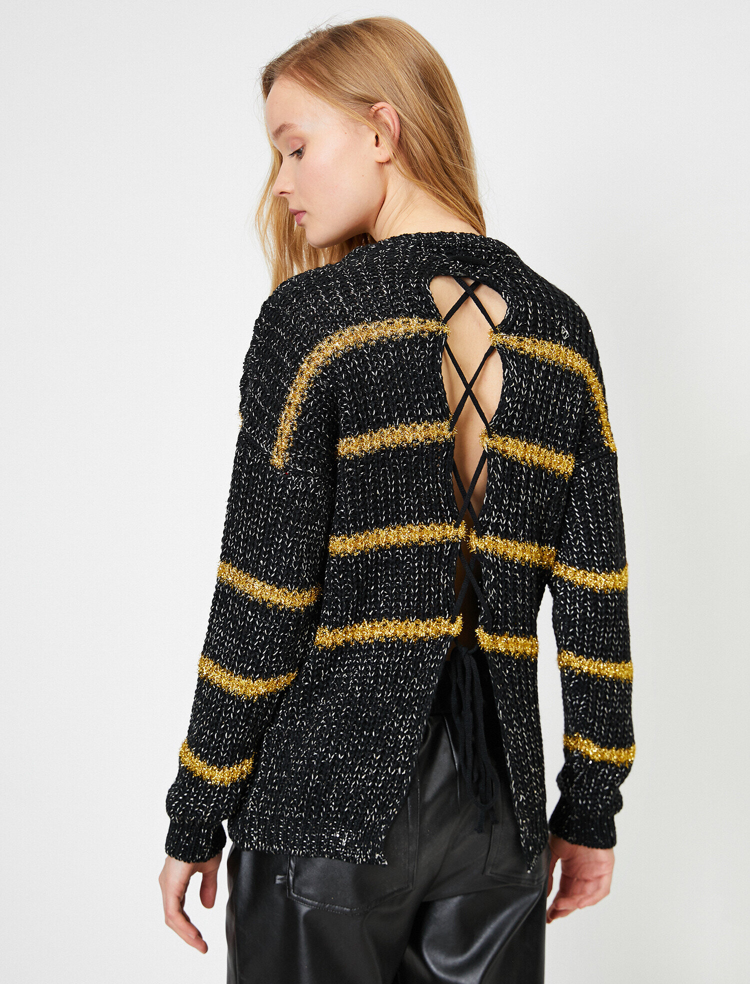   Sırt Detaylı Triko Kazak