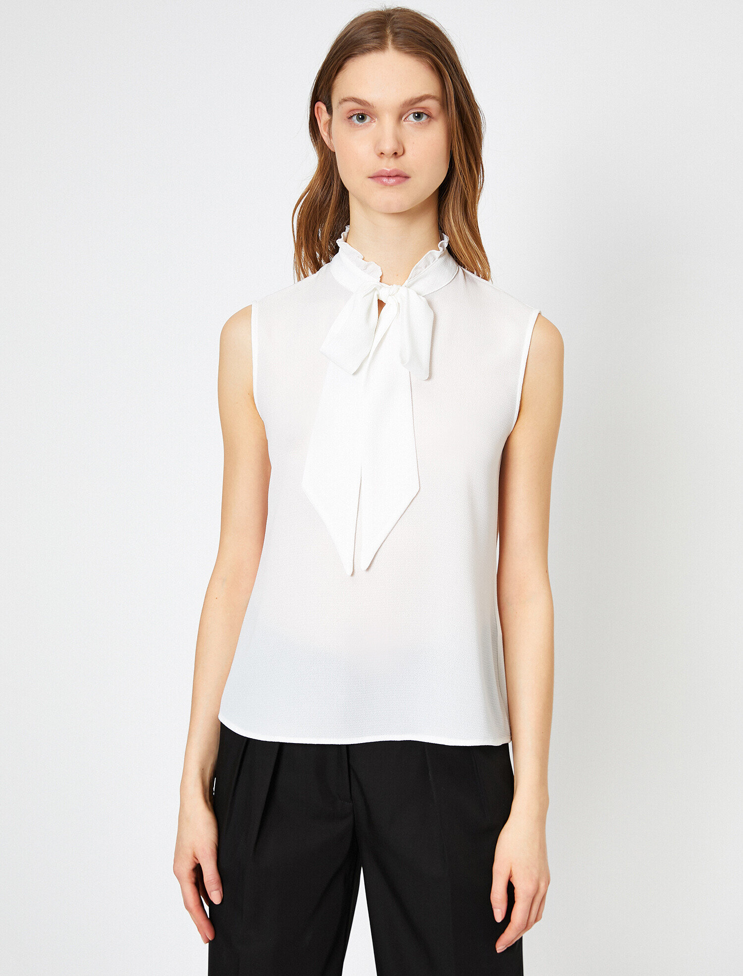   Fular Detaylı Kısa Kollu Bluz