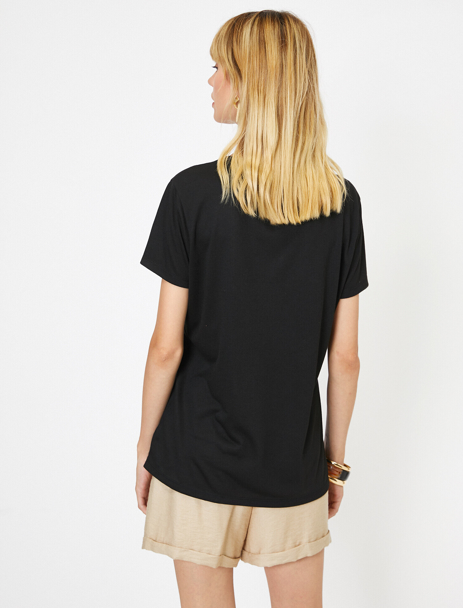   Pul Detaylı Tişört