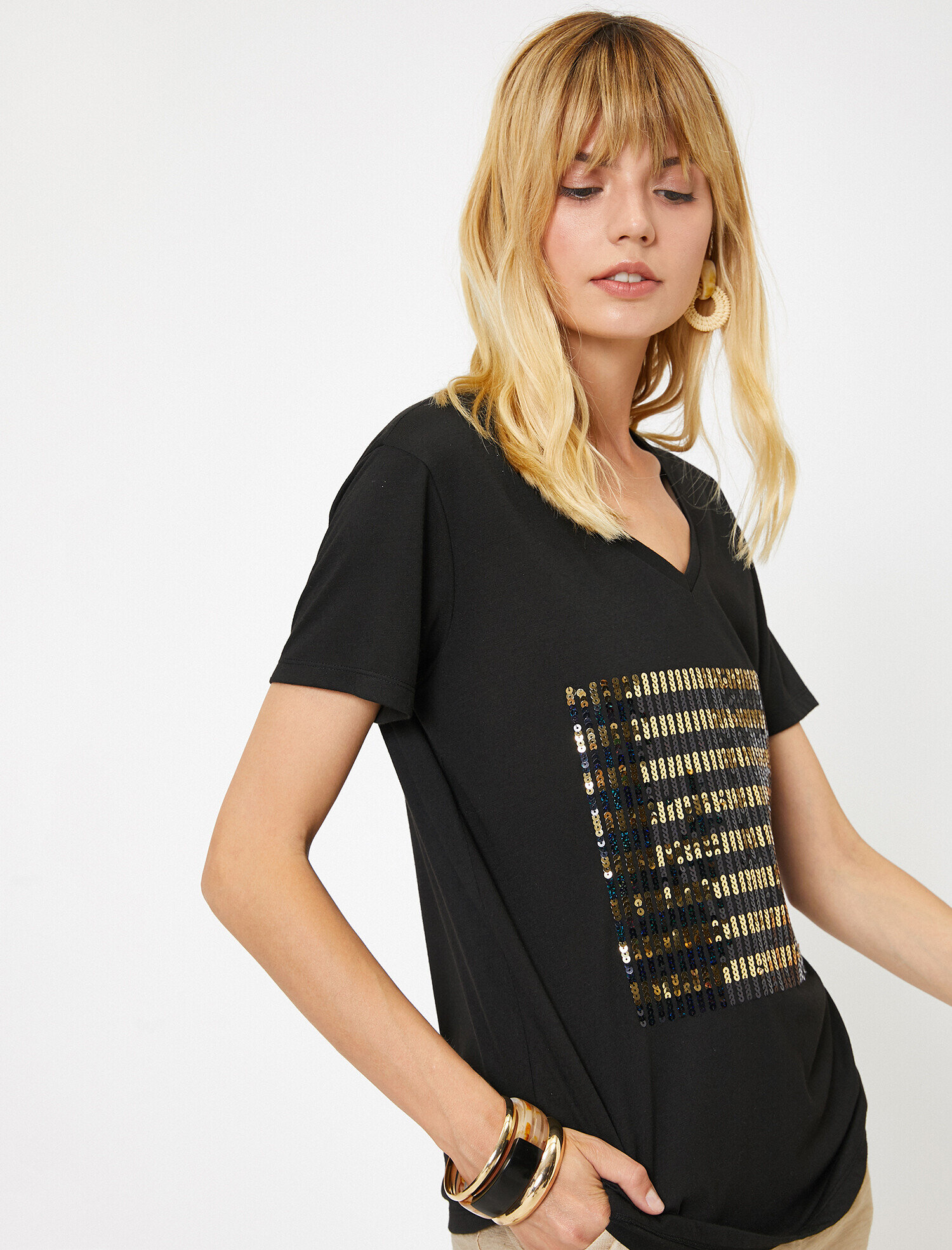   Pul Detaylı Tişört