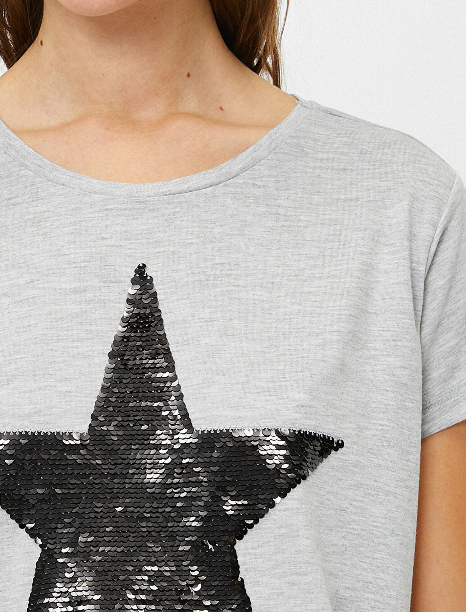 Pul Detaylı Tişört