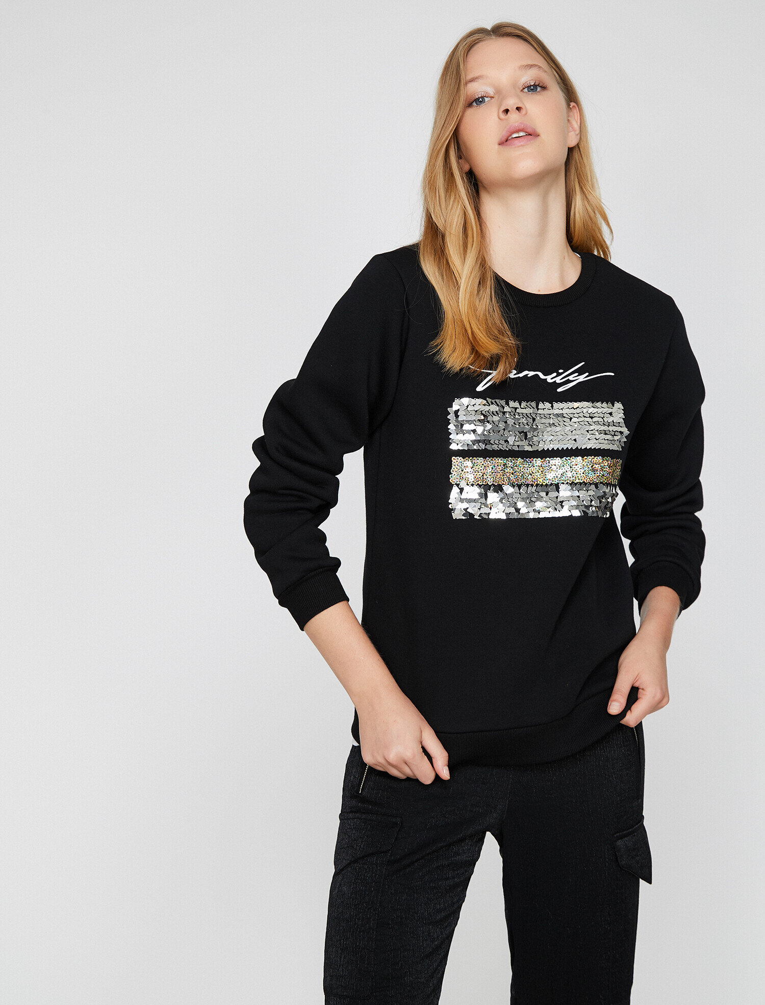   Pul Detaylı Sweatshirt