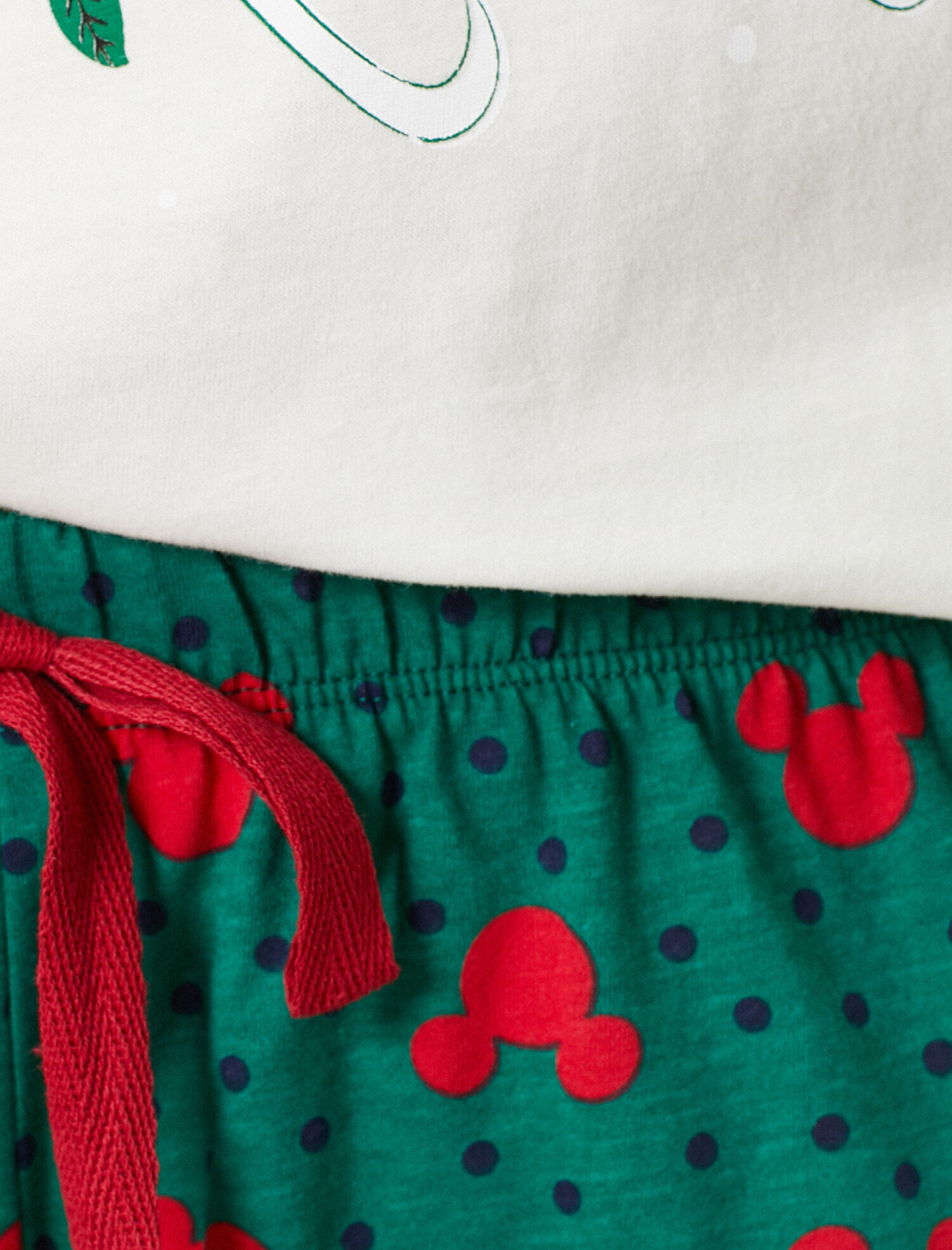   Yılbaşı Temalı Yazılı Baskılı Pijama Takımı