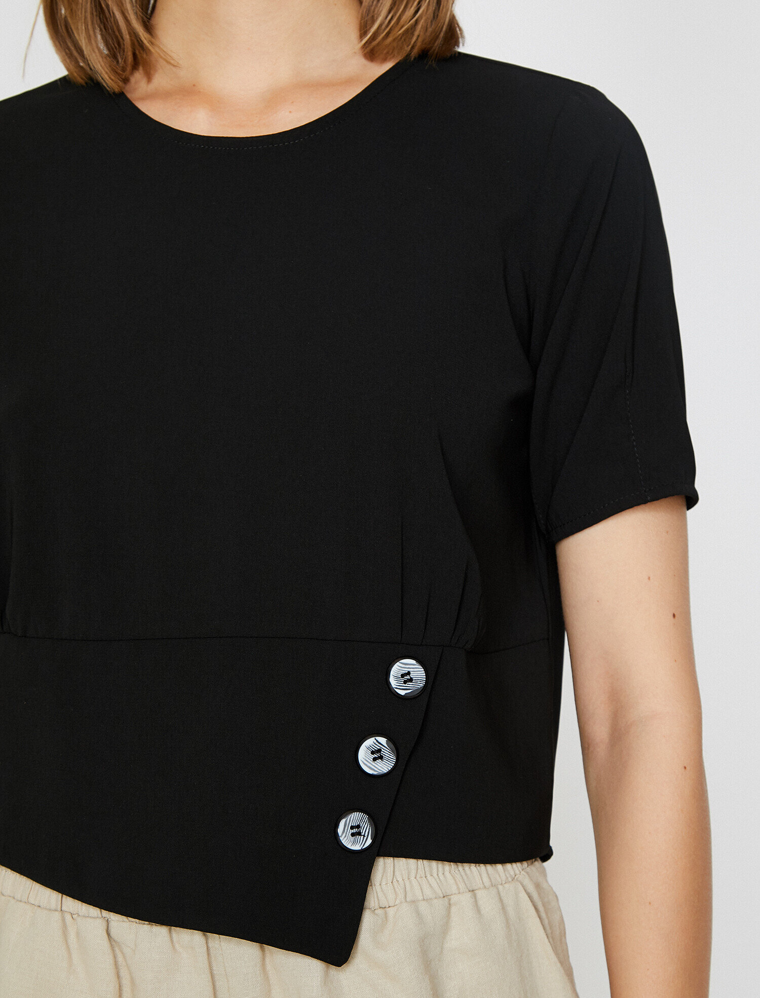   Düğme Detaylı Bluz