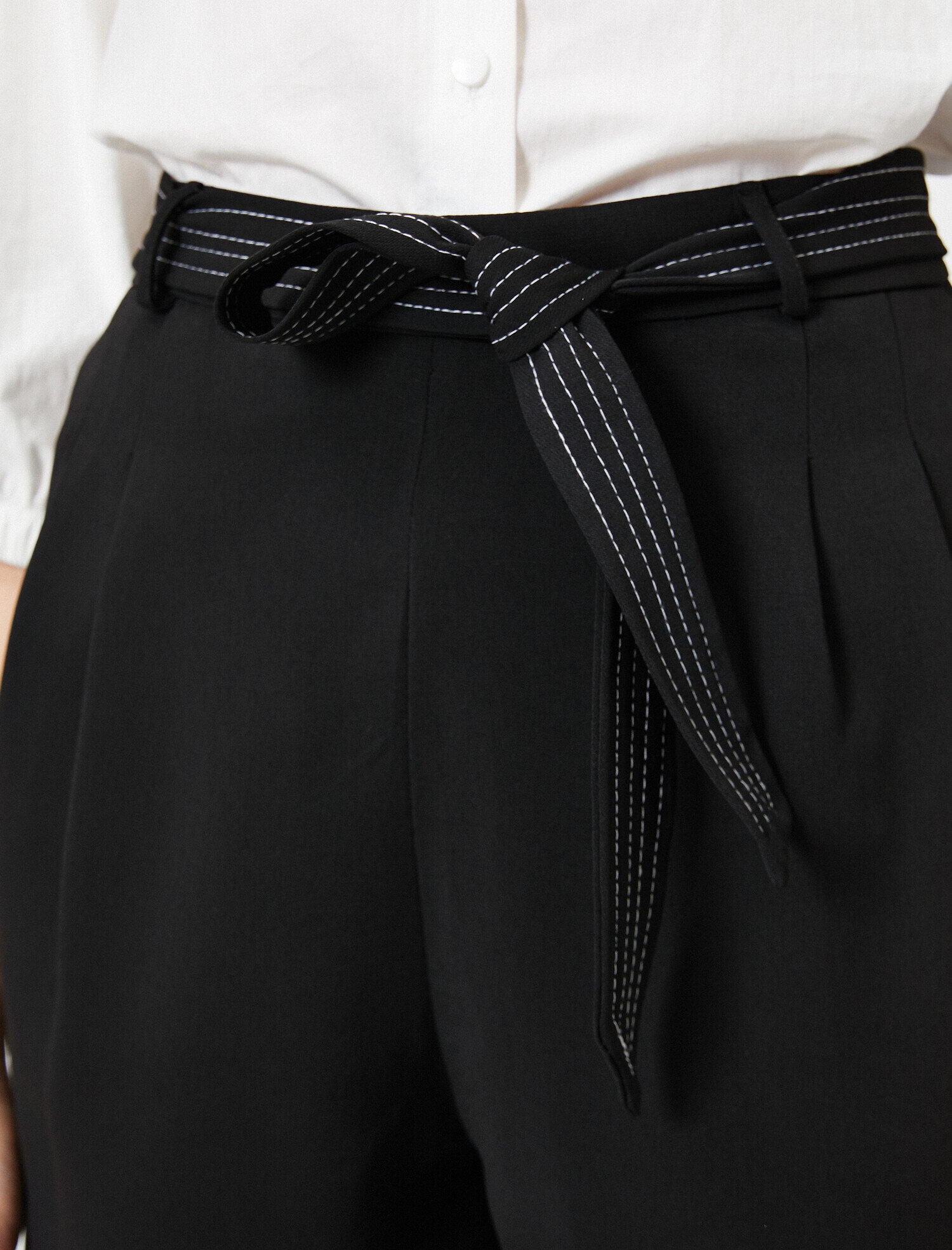 Kemer Detaylı Şort