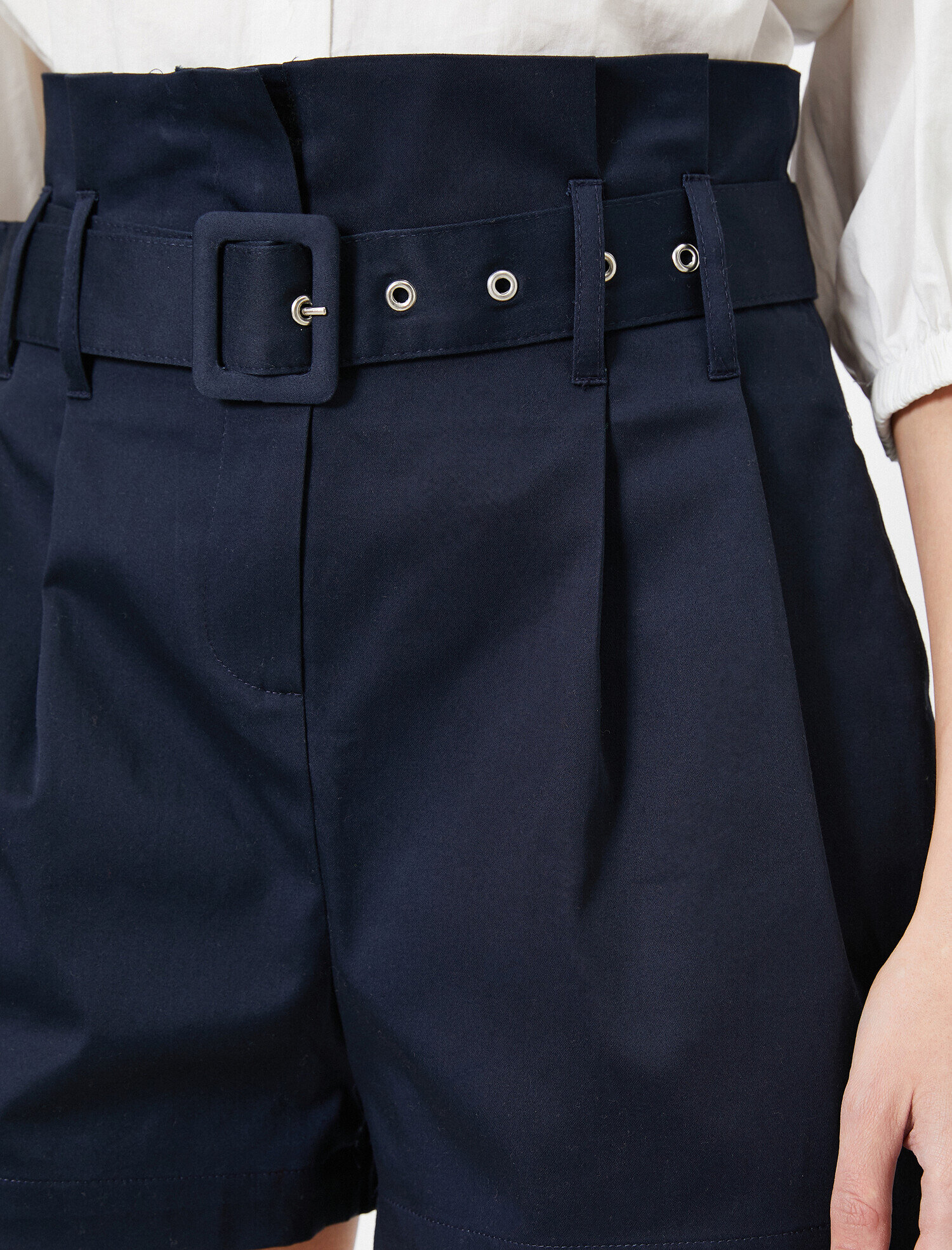   Yüksek Bel Kemer Detaylı Şort