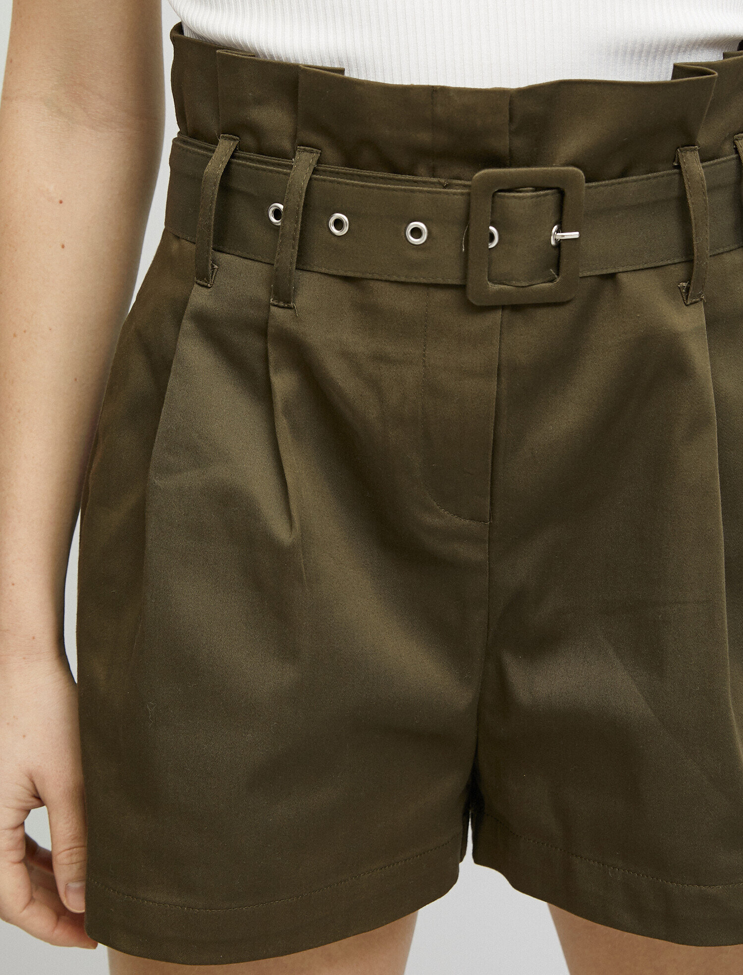   Yüksek Bel Kemer Detaylı Şort