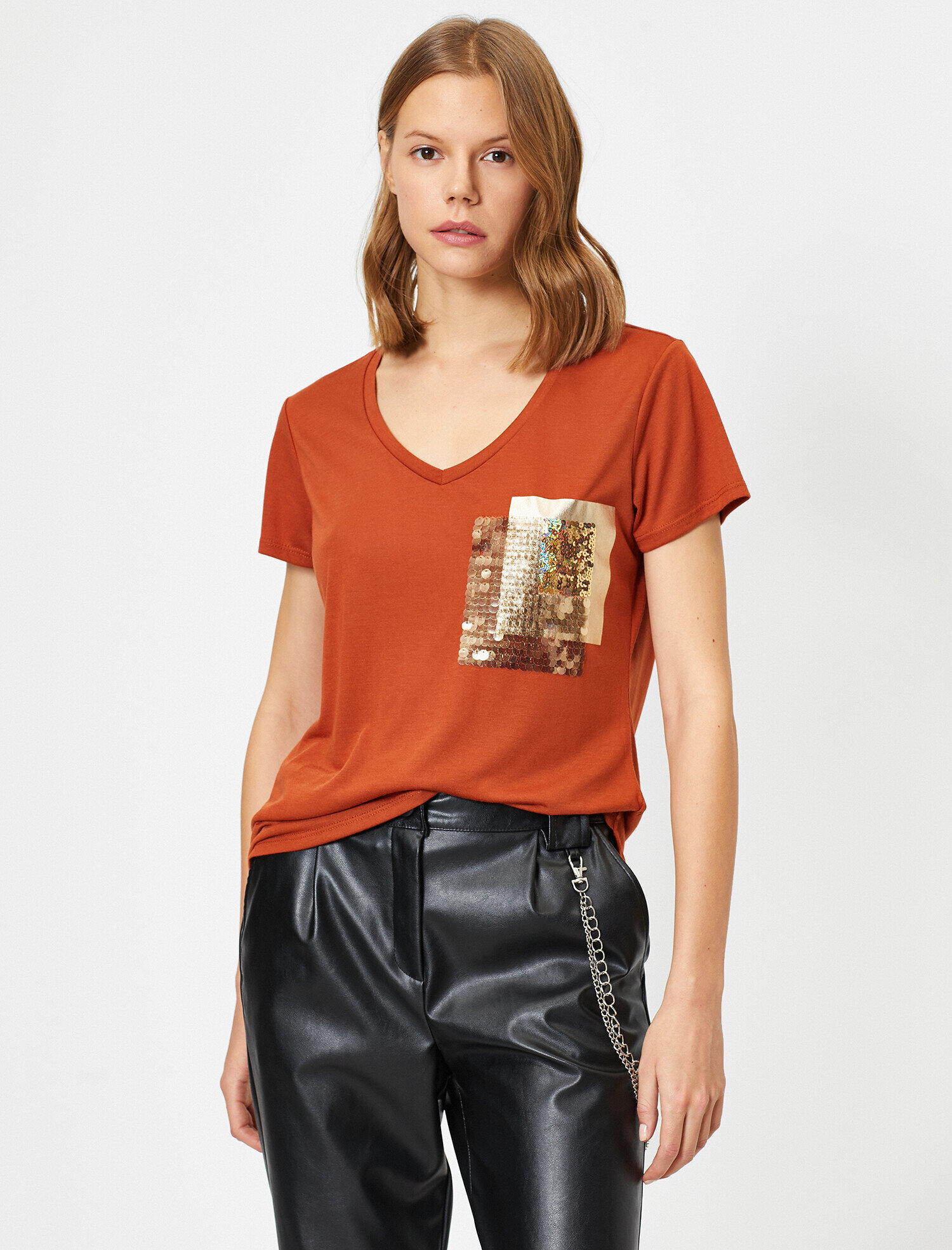   Pul Detaylı Kısa Kollu Tişört