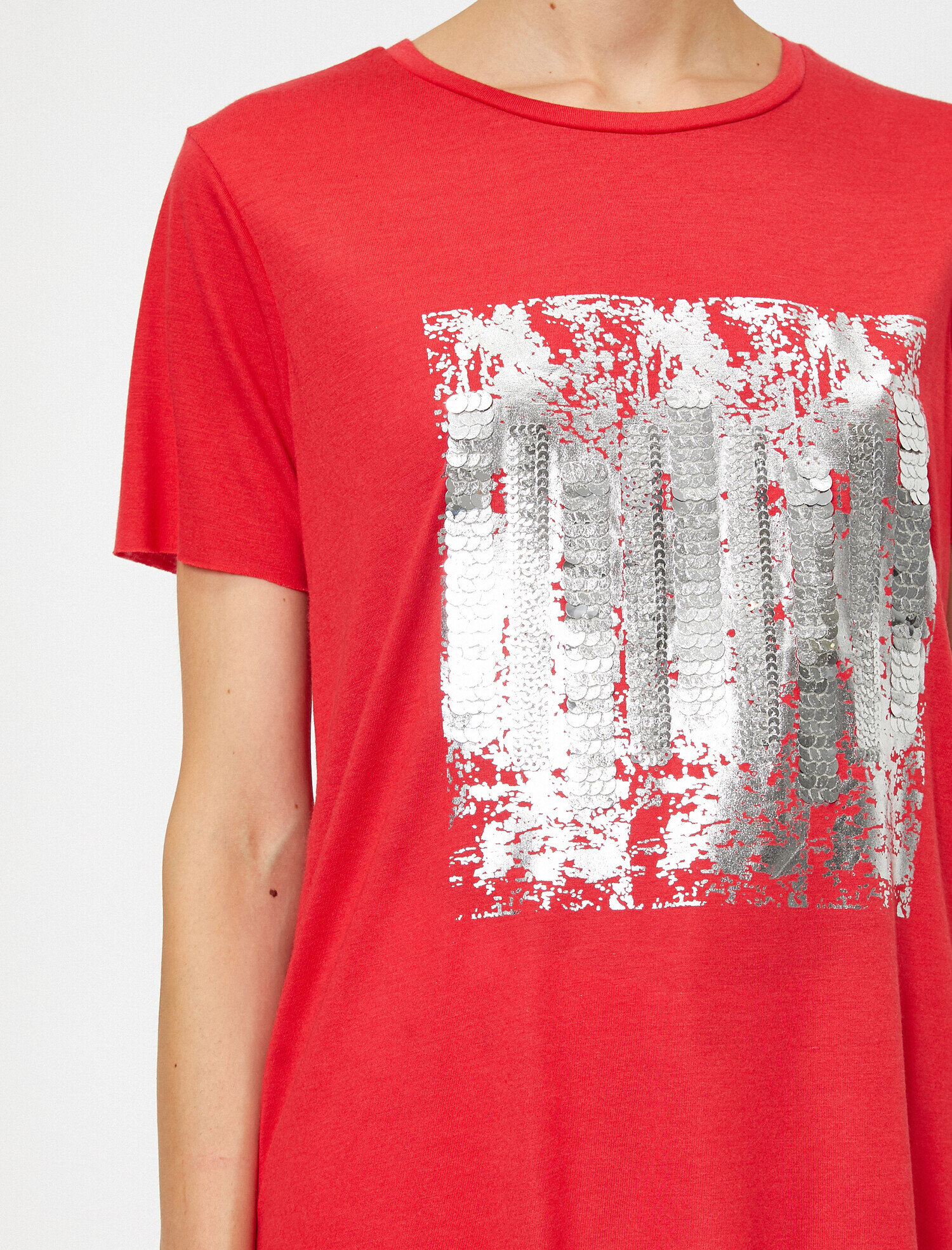   Pul Detaylı Kısa Kollu Tişört