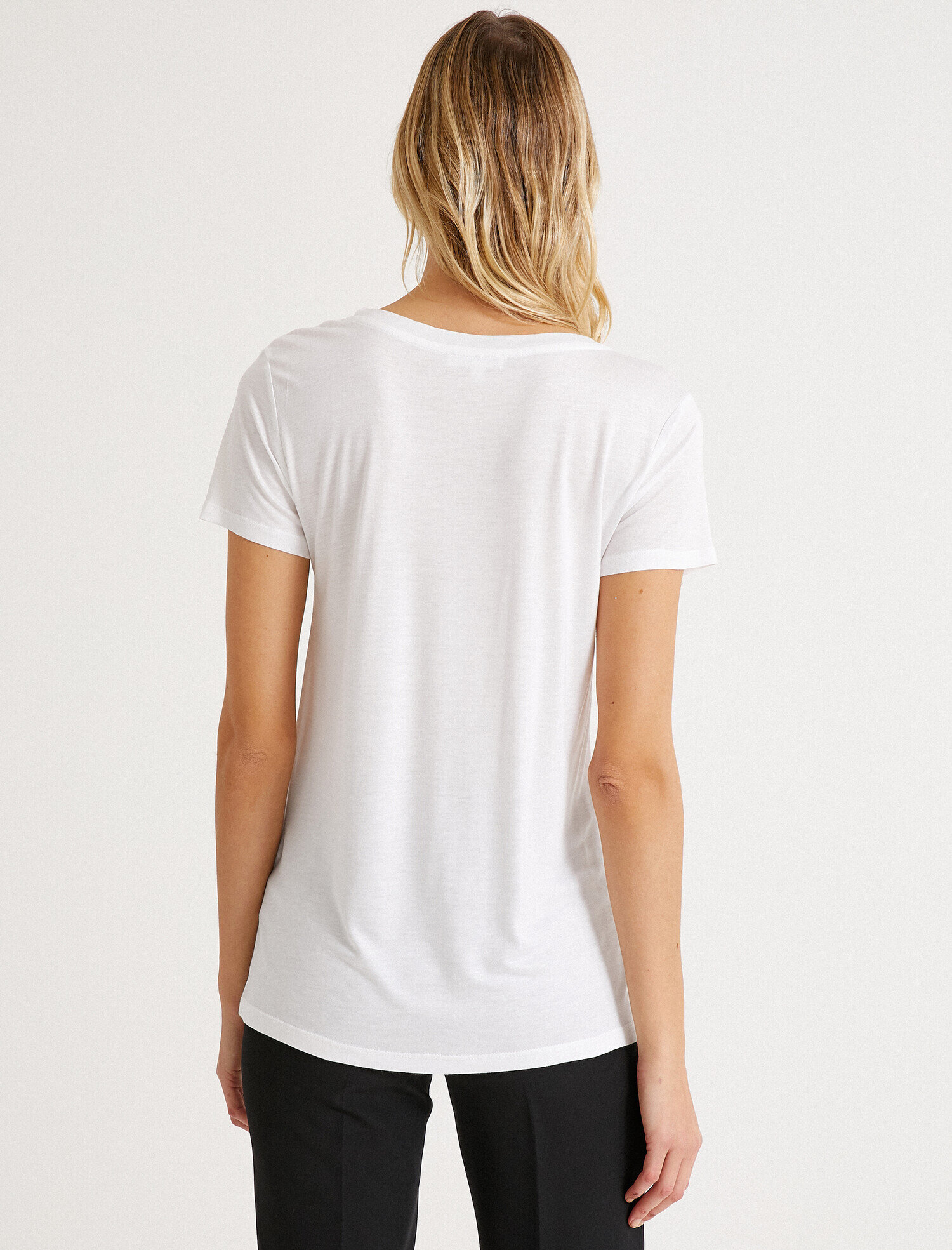   V Yaka Bol Kesim Basic Tişört