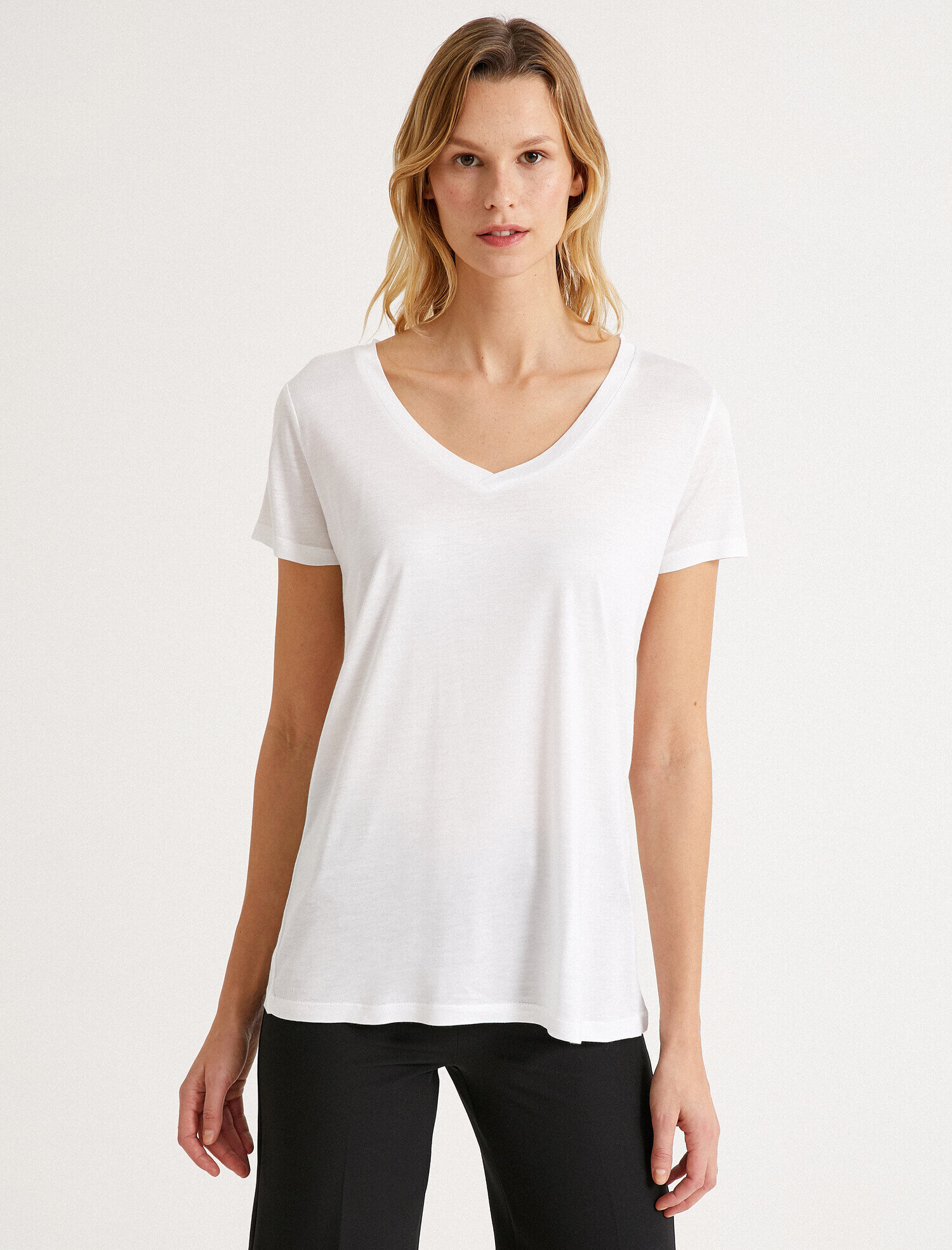   V Yaka Bol Kesim Basic Tişört