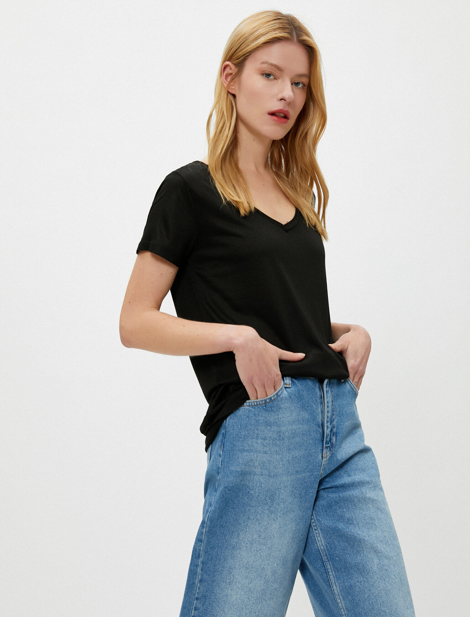   V Yaka Bol Kesim Basic Tişört