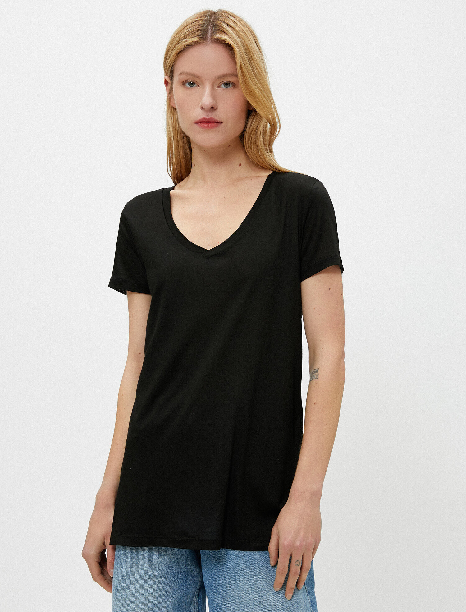   V Yaka Bol Kesim Basic Tişört