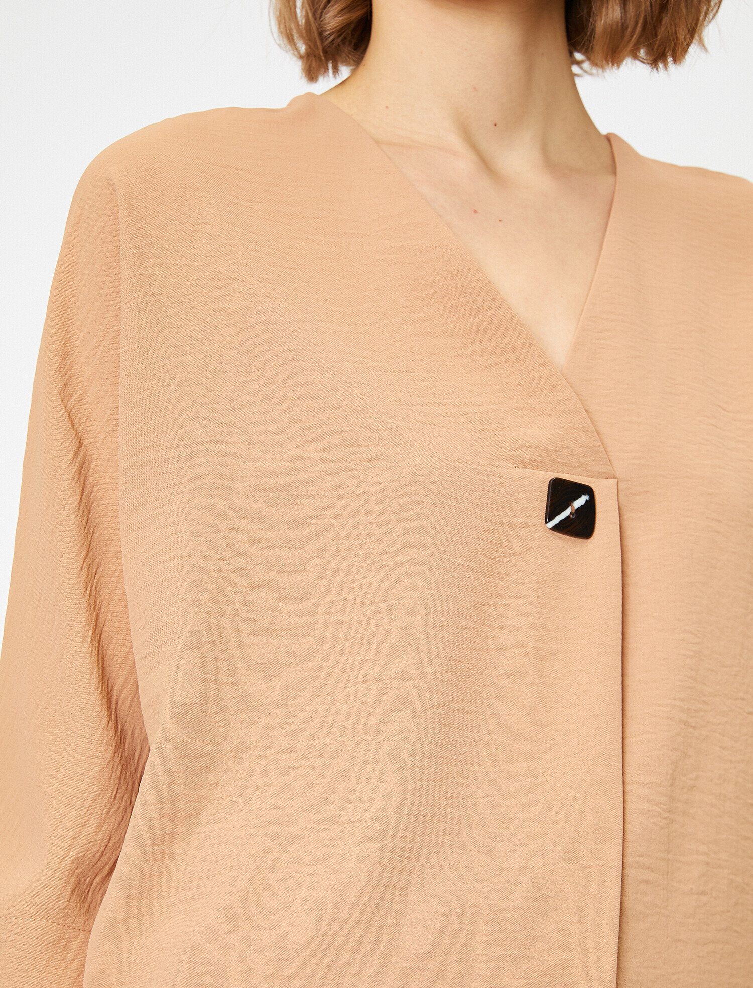   Düğme Detaylı Dökümlü Bluz