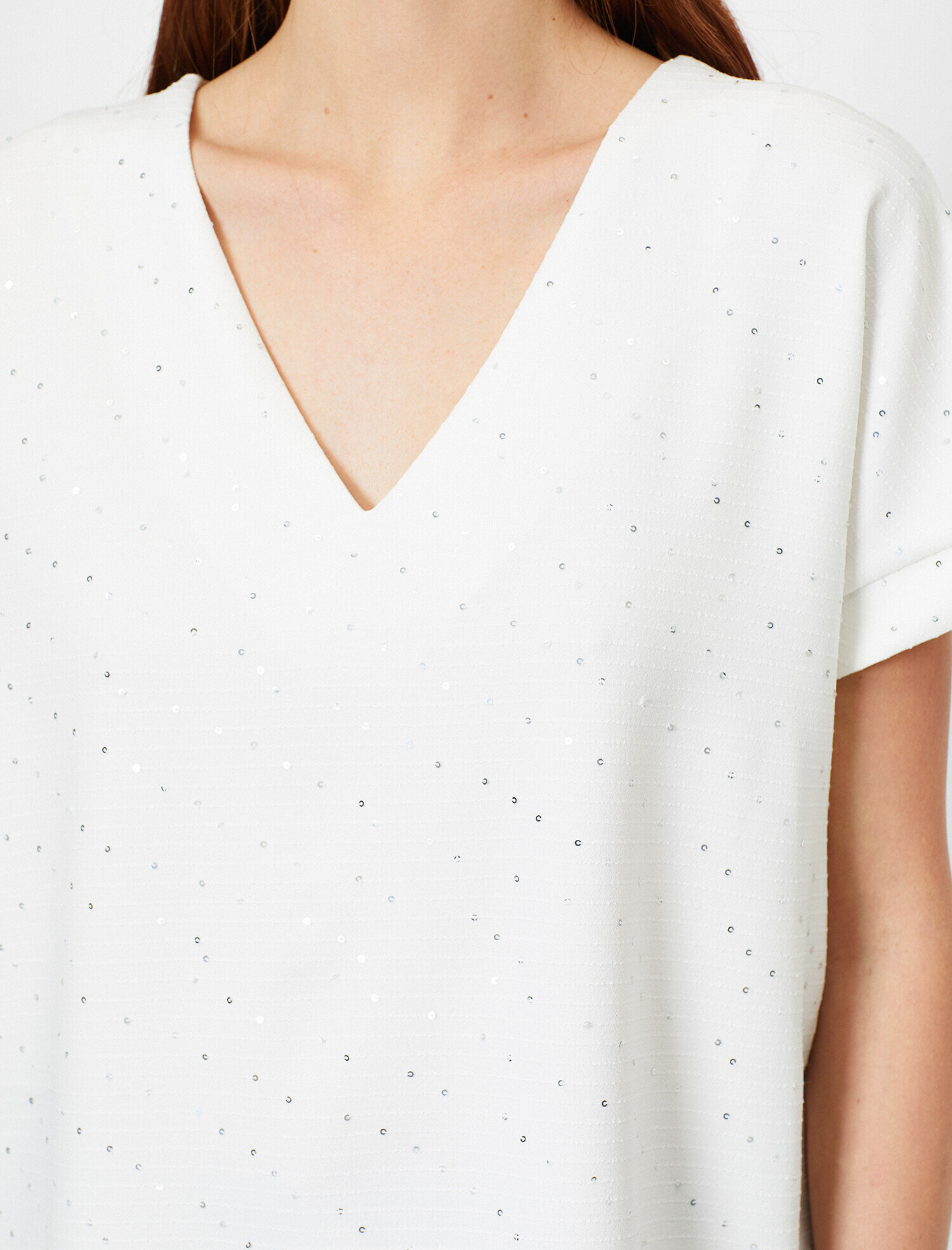   V Yaka Pul Detaylı Kısa Kollu Bluz