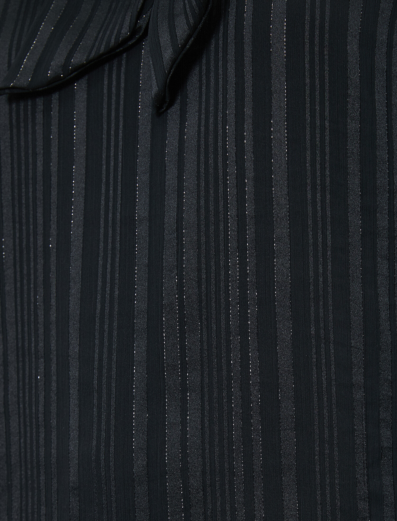   Uzun Kollu Fular Detaylı Bluz