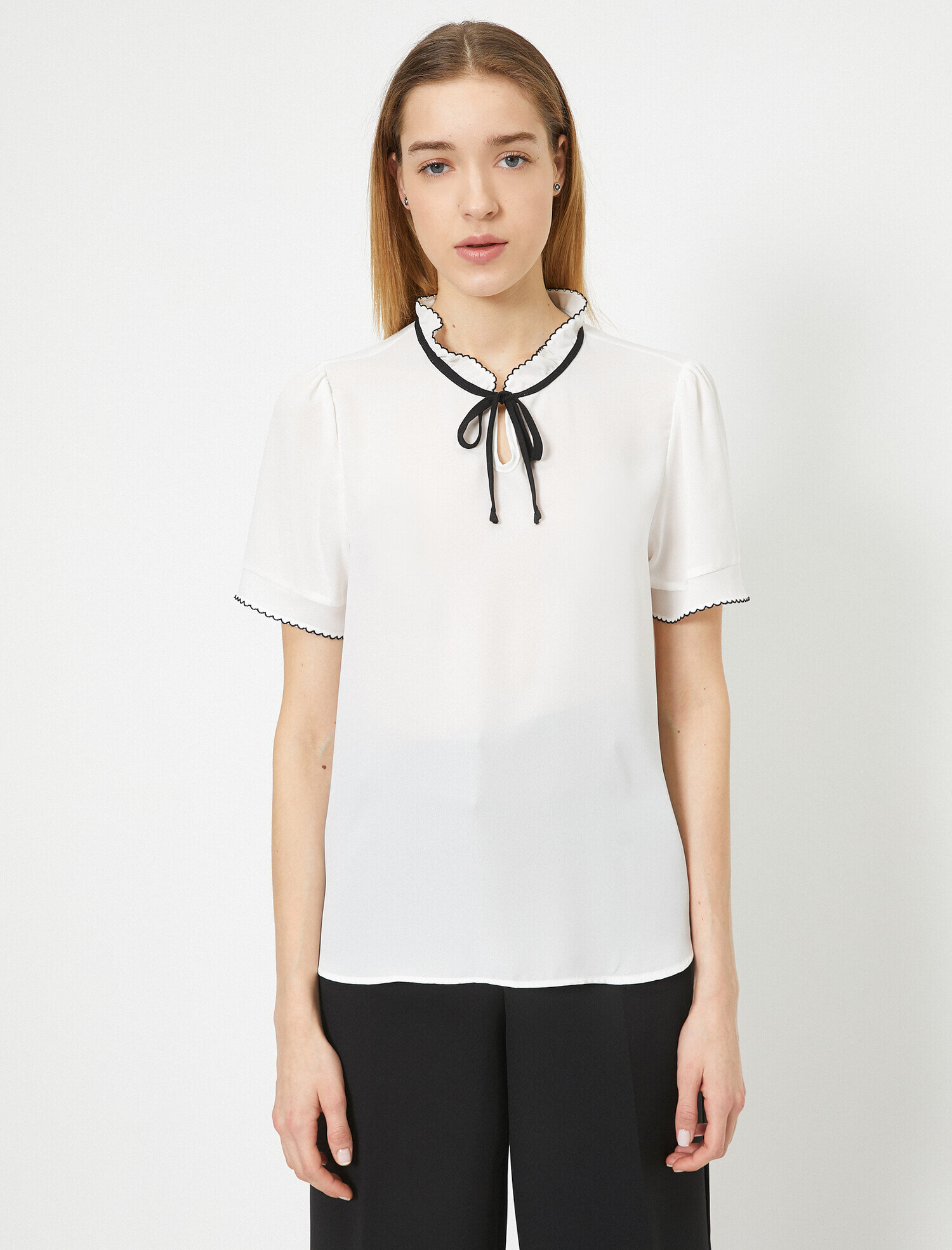   Yaka Bağlama Detaylı Kısa Kollu Bluz