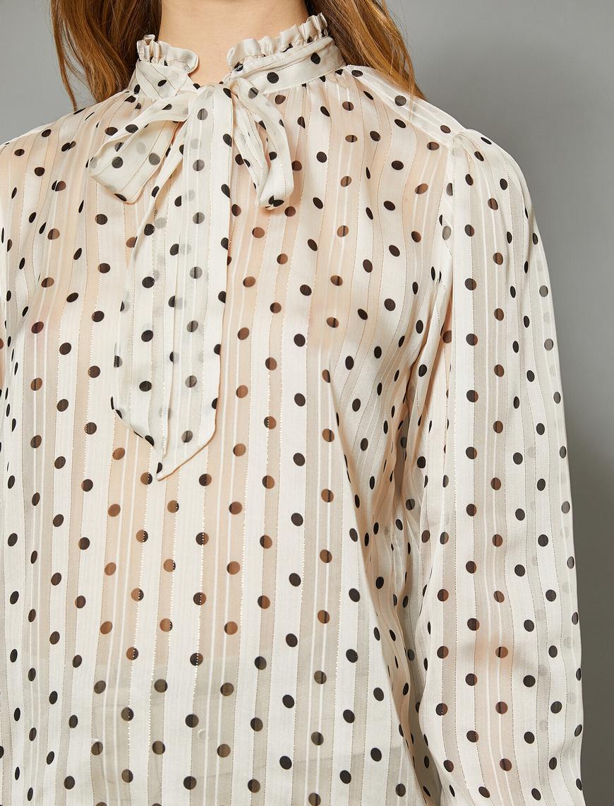   Parlak Puantiye Desenli Fular Detaylı Bluz