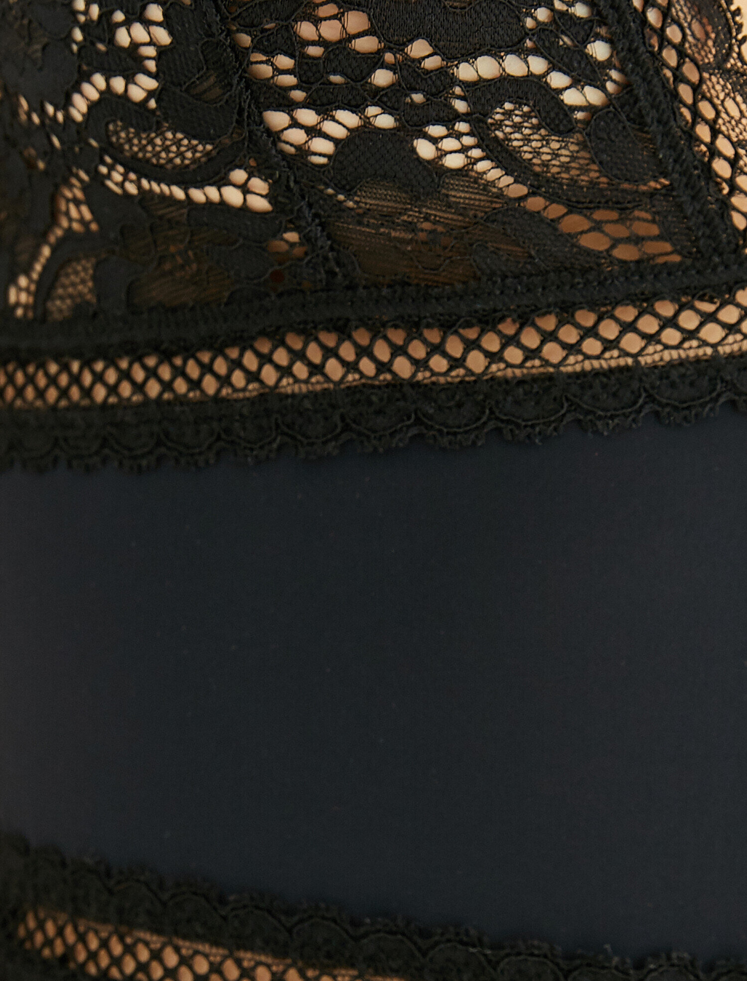   V Yaka Dantelli Bodysuit