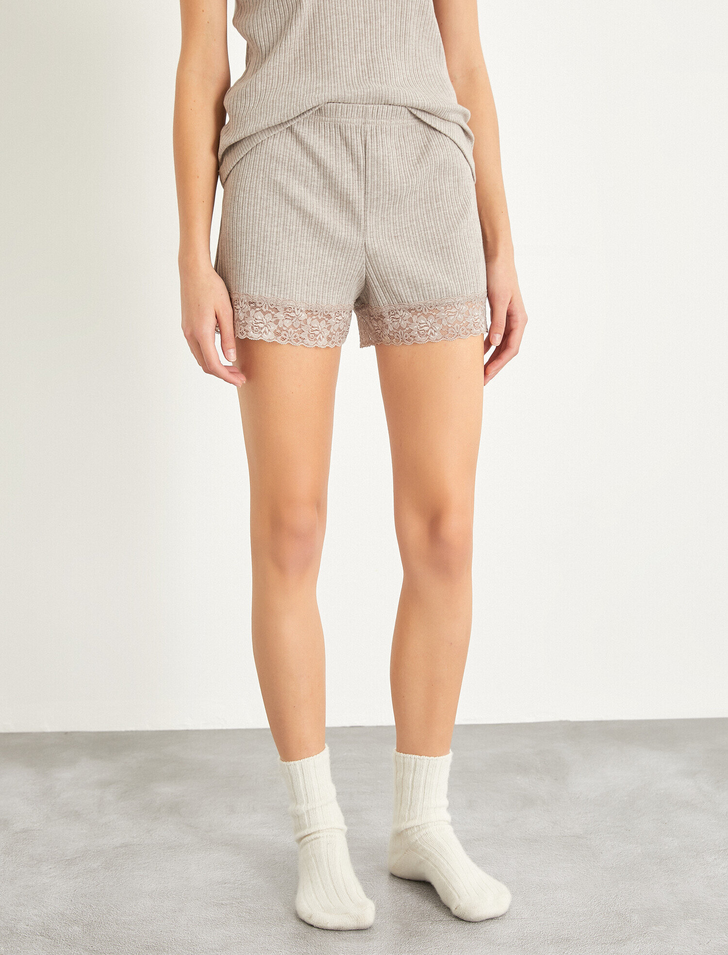   Dantelli Beli Lastikli Şort