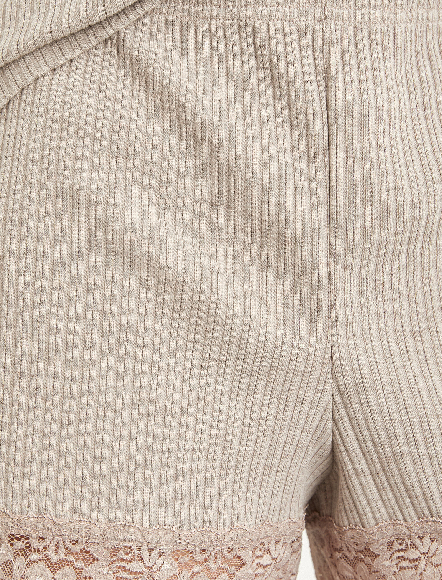   Dantelli Beli Lastikli Şort