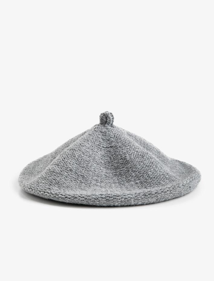 Kadın Ressam Bere Şapka