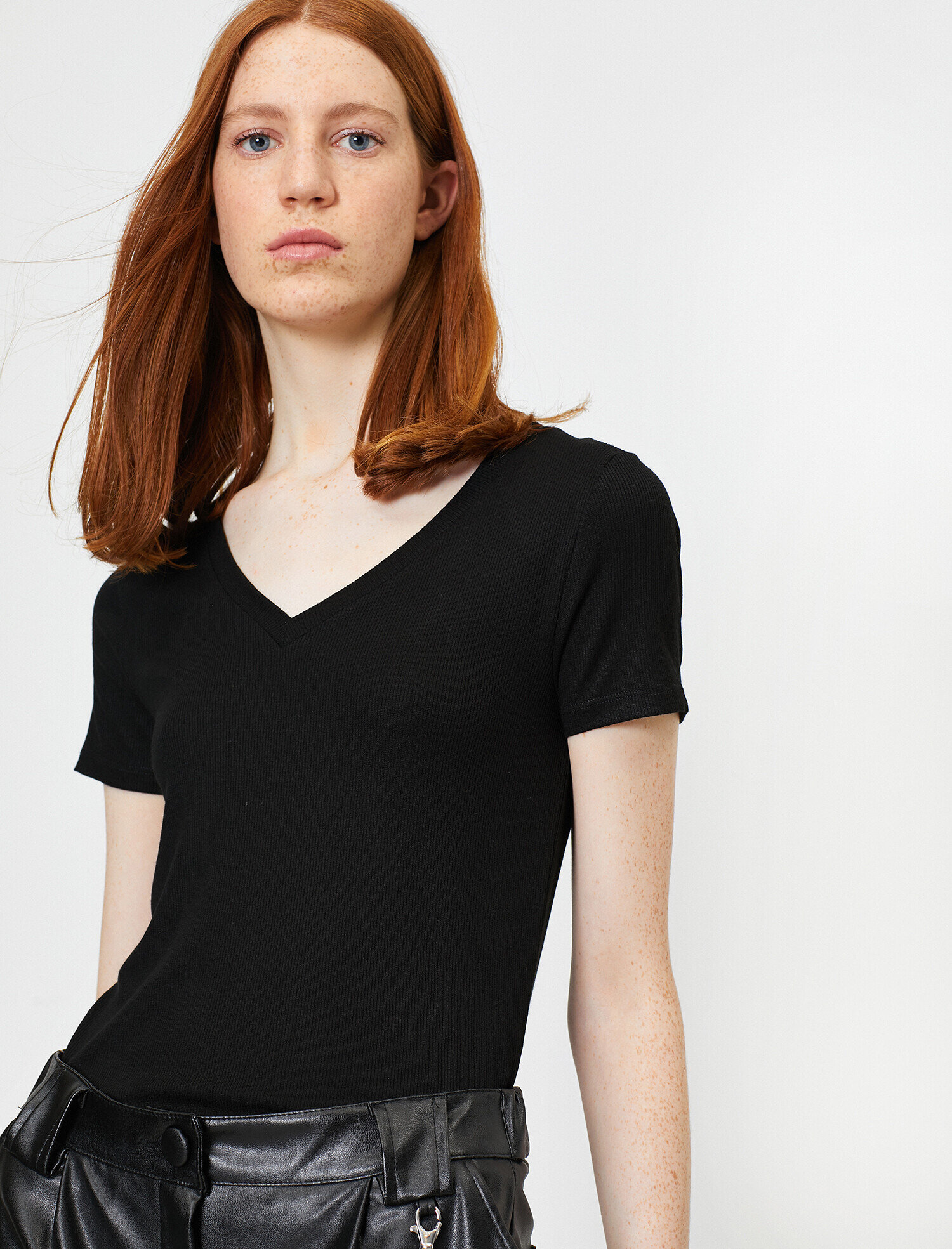   V Yaka Basic Kısa Kol Tişört