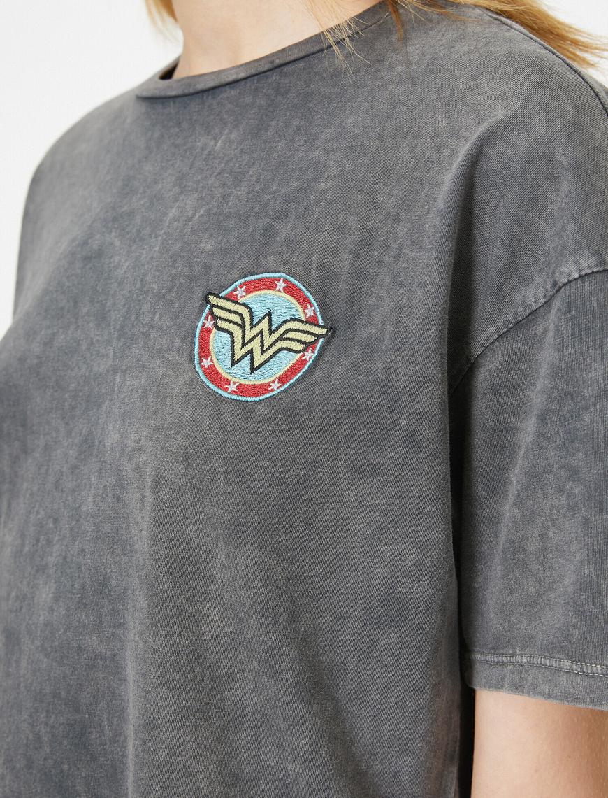   Bisiklet Yaka Eskitme Desenli Logo İşlemeli Tişört