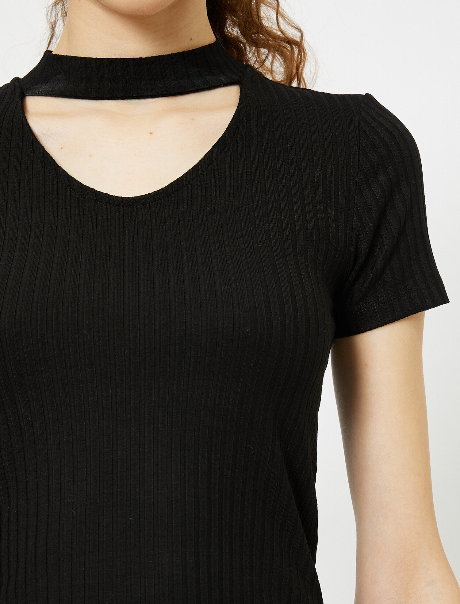   Yaka Detaylı Tişört