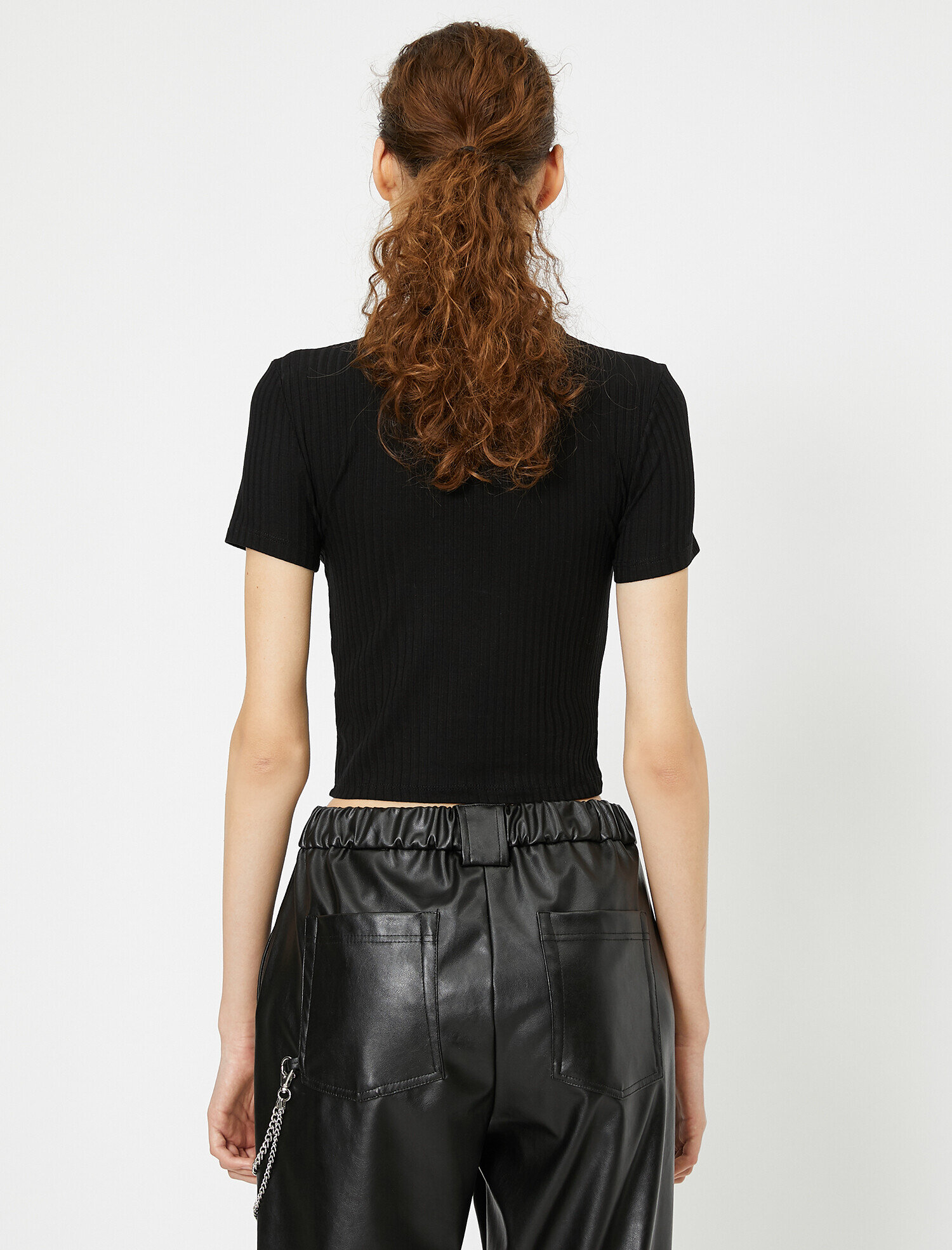   Yaka Detaylı Tişört