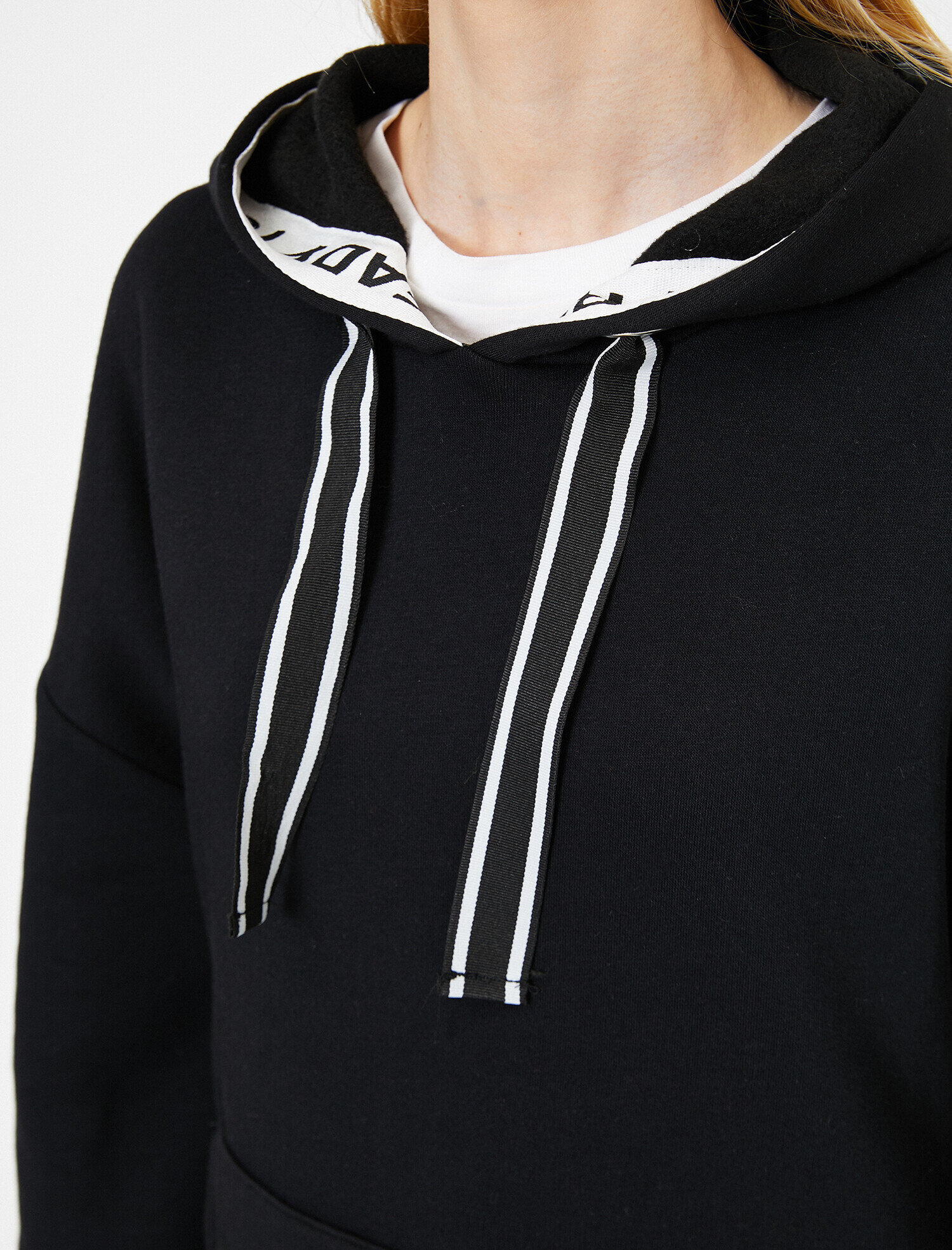   Kapüşon Detaylı Sweatshirt