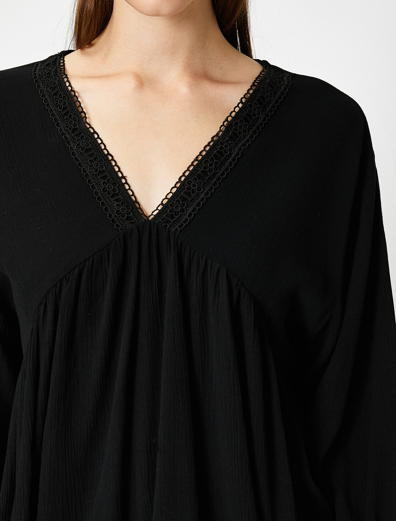   Uzun Kollu V Yaka Dantelli Bluz